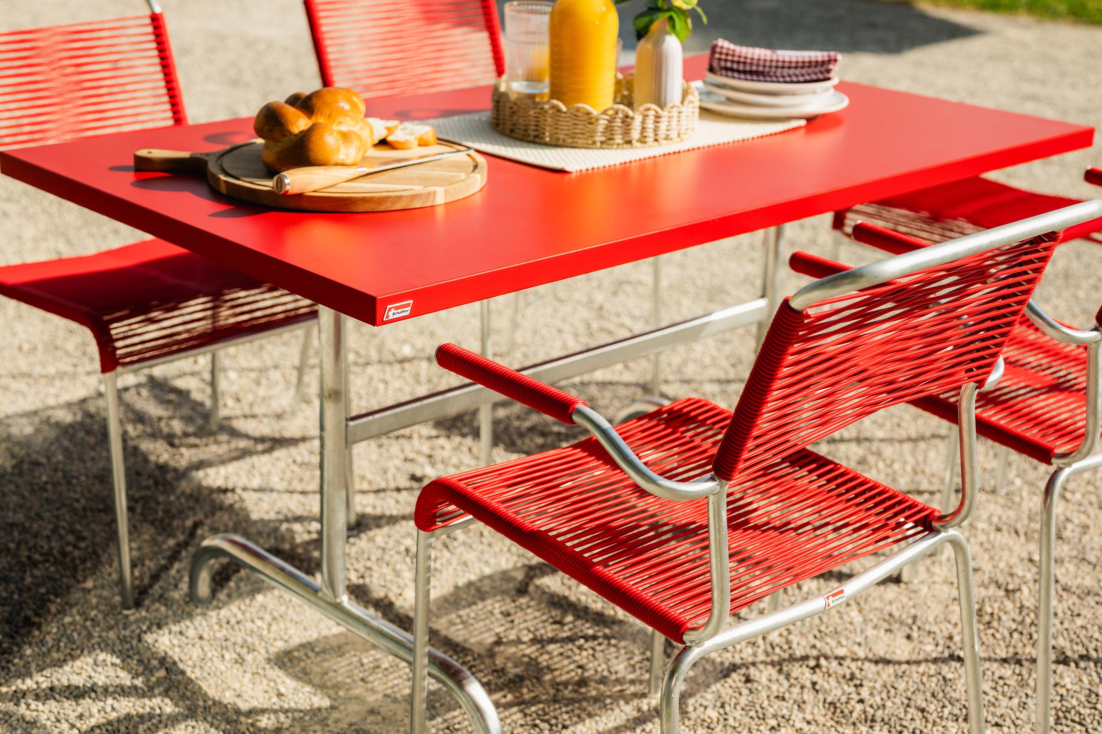 Robuster, klappbarer Säntis Metall-Gartentisch 140x80 aus Schweizer Qualität. Wetterfest, leicht zu pflegen und perfekt für Garten, Balkon oder Terrasse.