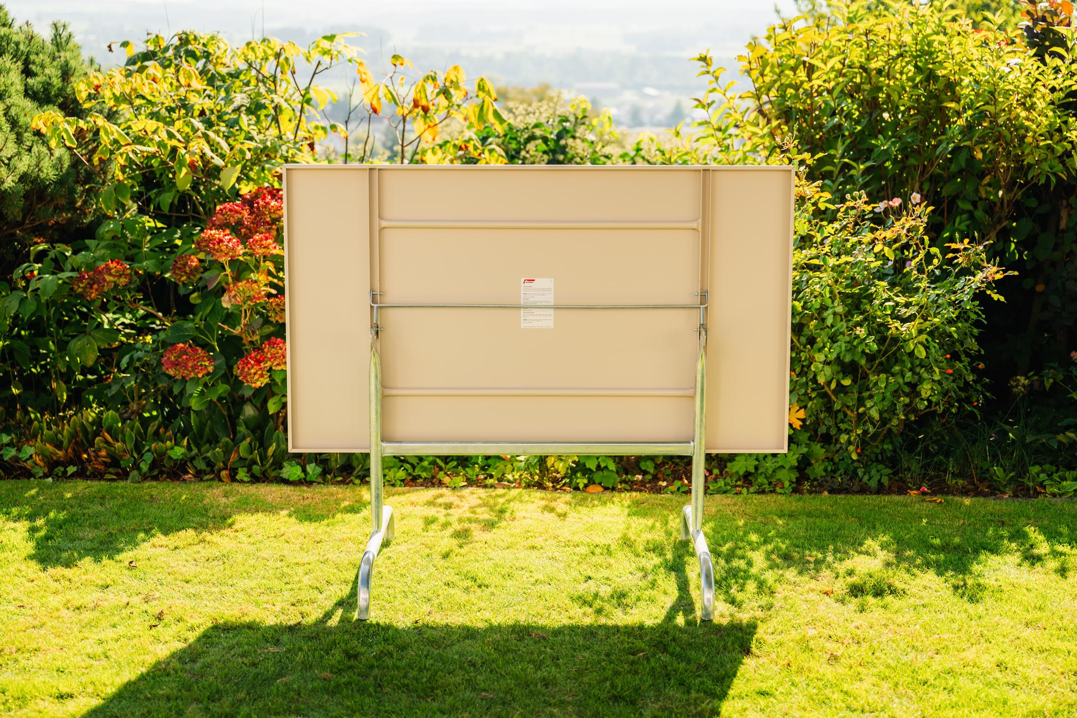 Robuster, klappbarer Säntis Metall-Gartentisch 140x80 aus Schweizer Qualität. Wetterfest, langlebig, leicht zu verstauen – ideal für Garten, Balkon und Terrasse.