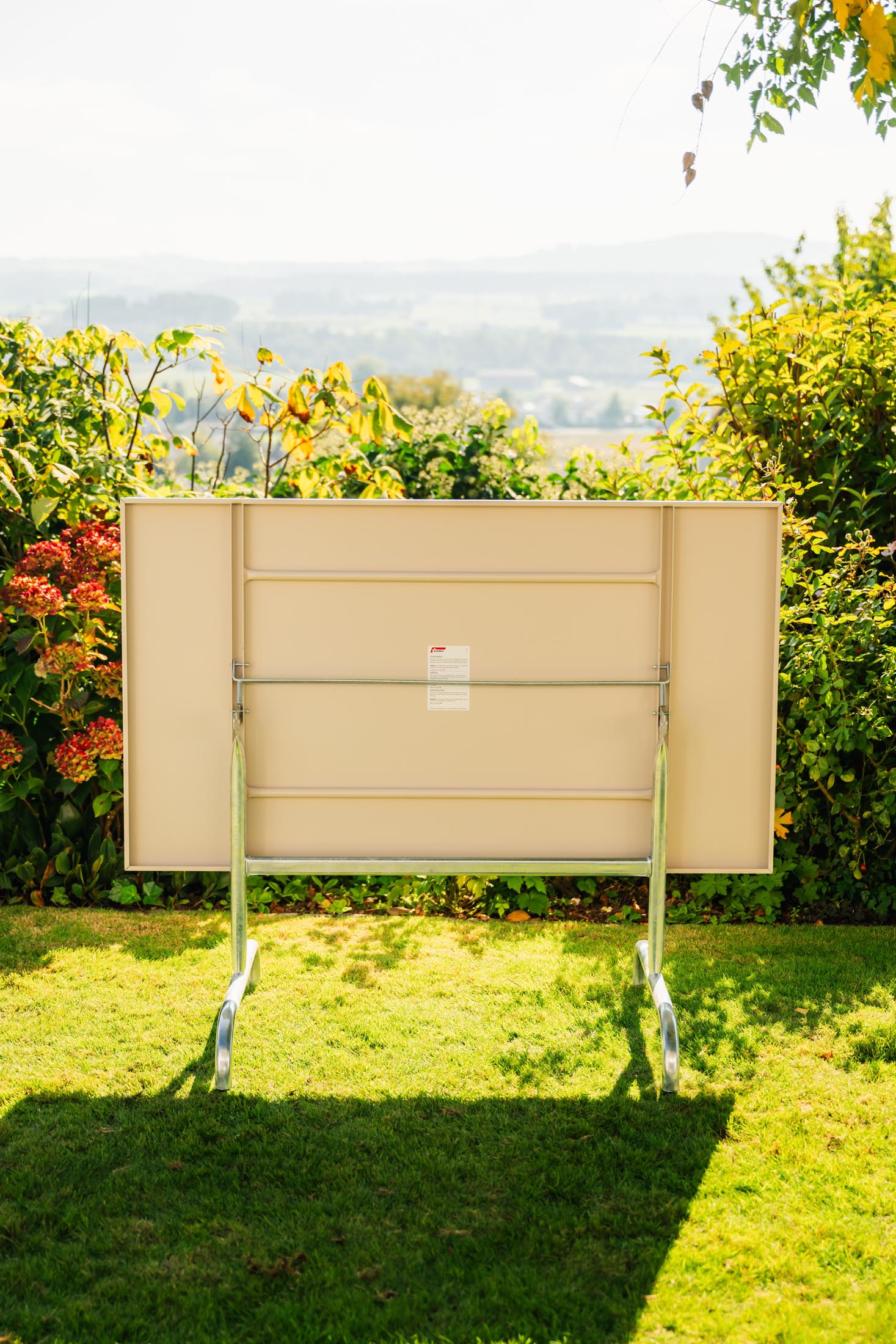 Hochwertiger, klappbarer Säntis Metall-Gartentisch 140x80 aus Schweizer Produktion. Wetterfest, stabil, platzsparend und langlebig für Garten, Balkon oder Terrasse.