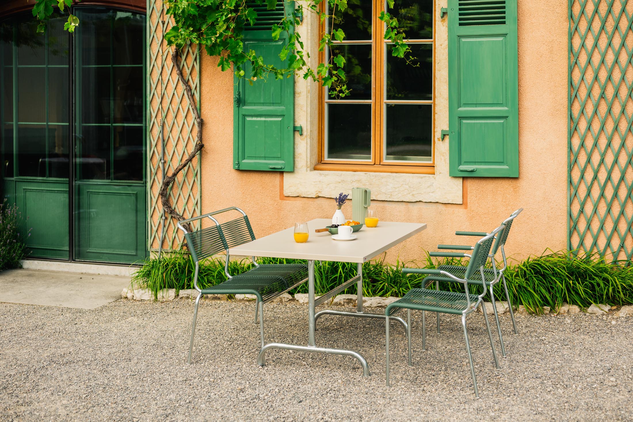 Robuster, klappbarer Säntis Metall-Gartentisch 140x80 aus Schweizer Qualität. Wetterfest, leicht zu verstauen und perfekt für Garten, Balkon oder Terrasse.