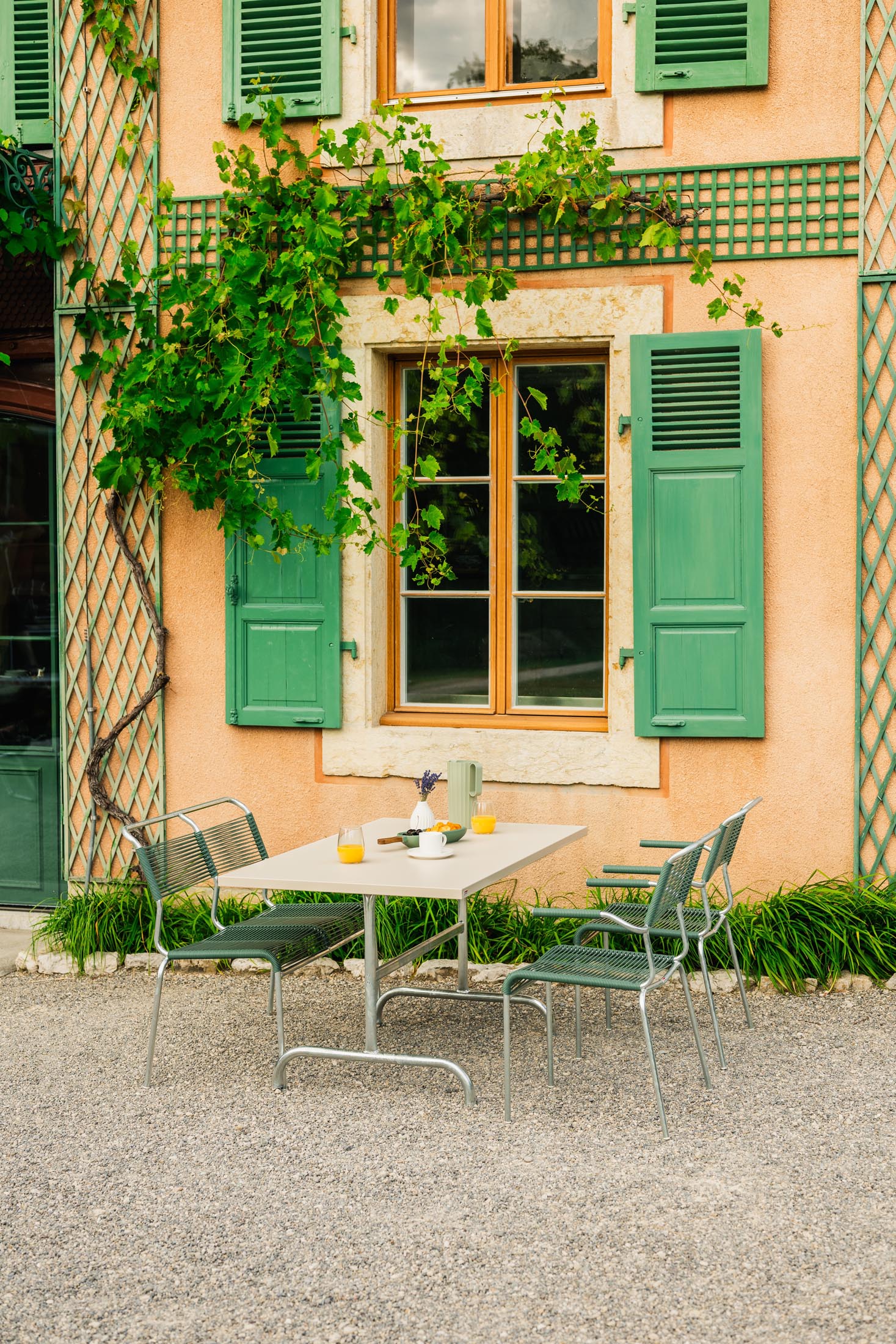 Hochwertiger, klappbarer Säntis Metall-Gartentisch 140x80 aus Schweizer Produktion. Wetterfest, stabil, platzsparend und perfekt für Garten, Balkon oder Terrasse.