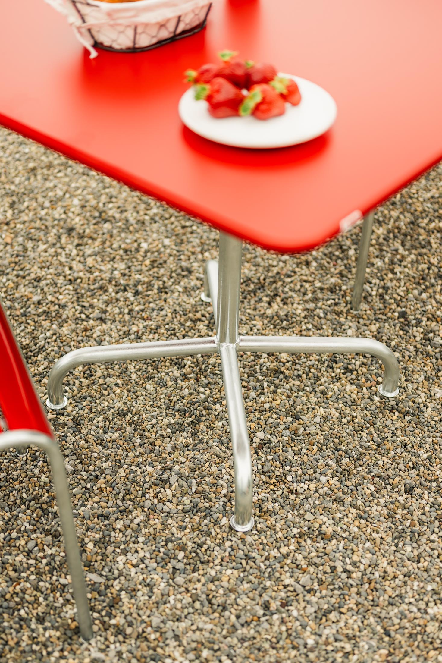Rigi Metall-Gartentisch 80x80 klappbar in Rot präsentiert im Onlineshop von KAQTU Design AG. Gartentisch ist von Schaffner