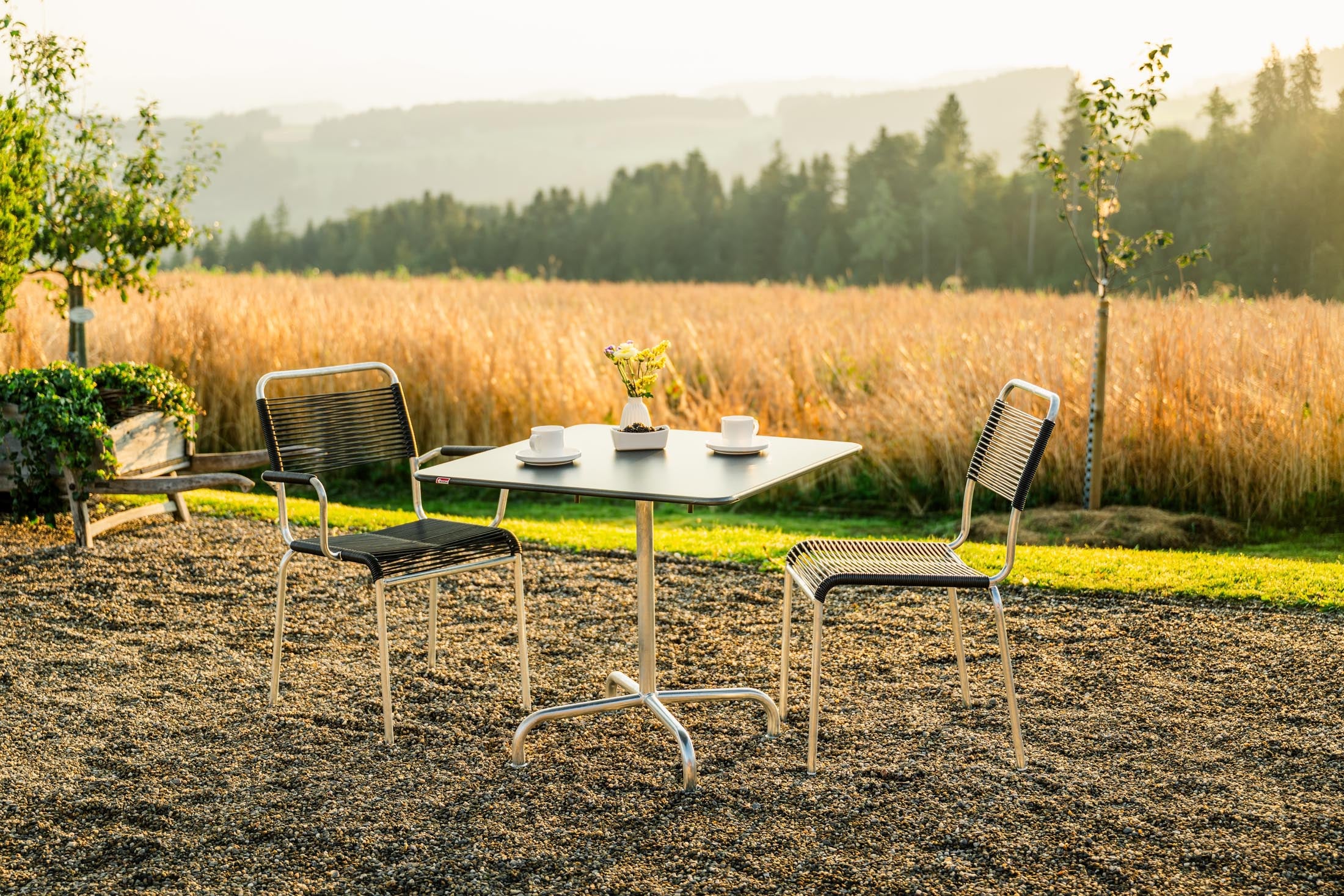 Rigi Metall-Gartentisch 80x80 klappbar in Anthrazit präsentiert im Onlineshop von KAQTU Design AG. Gartentisch ist von Schaffner
