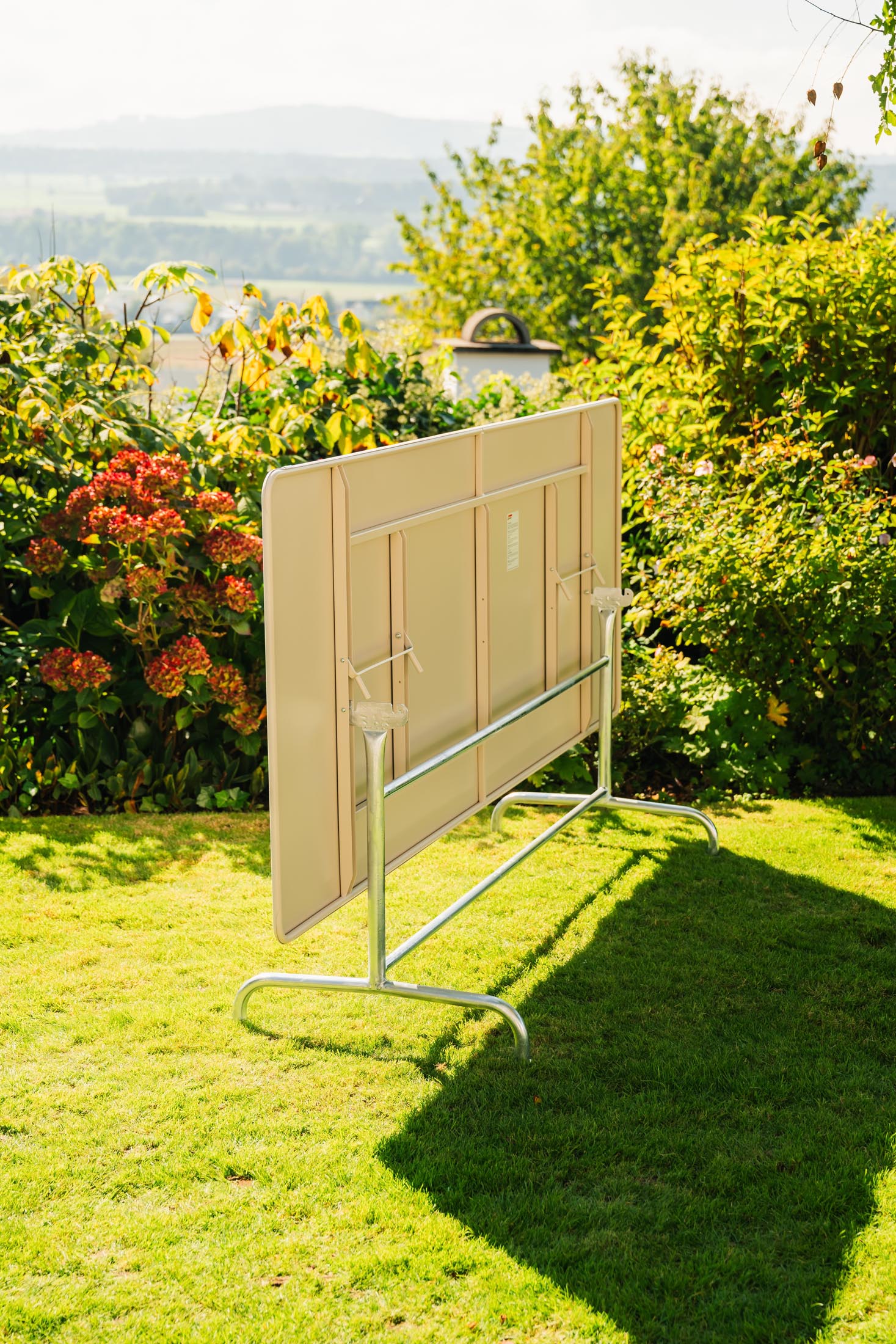 Rigi Metall-Gartentisch 240x80 klappbar in Pastellsand präsentiert im Onlineshop von KAQTU Design AG. Gartentisch ist von Schaffner