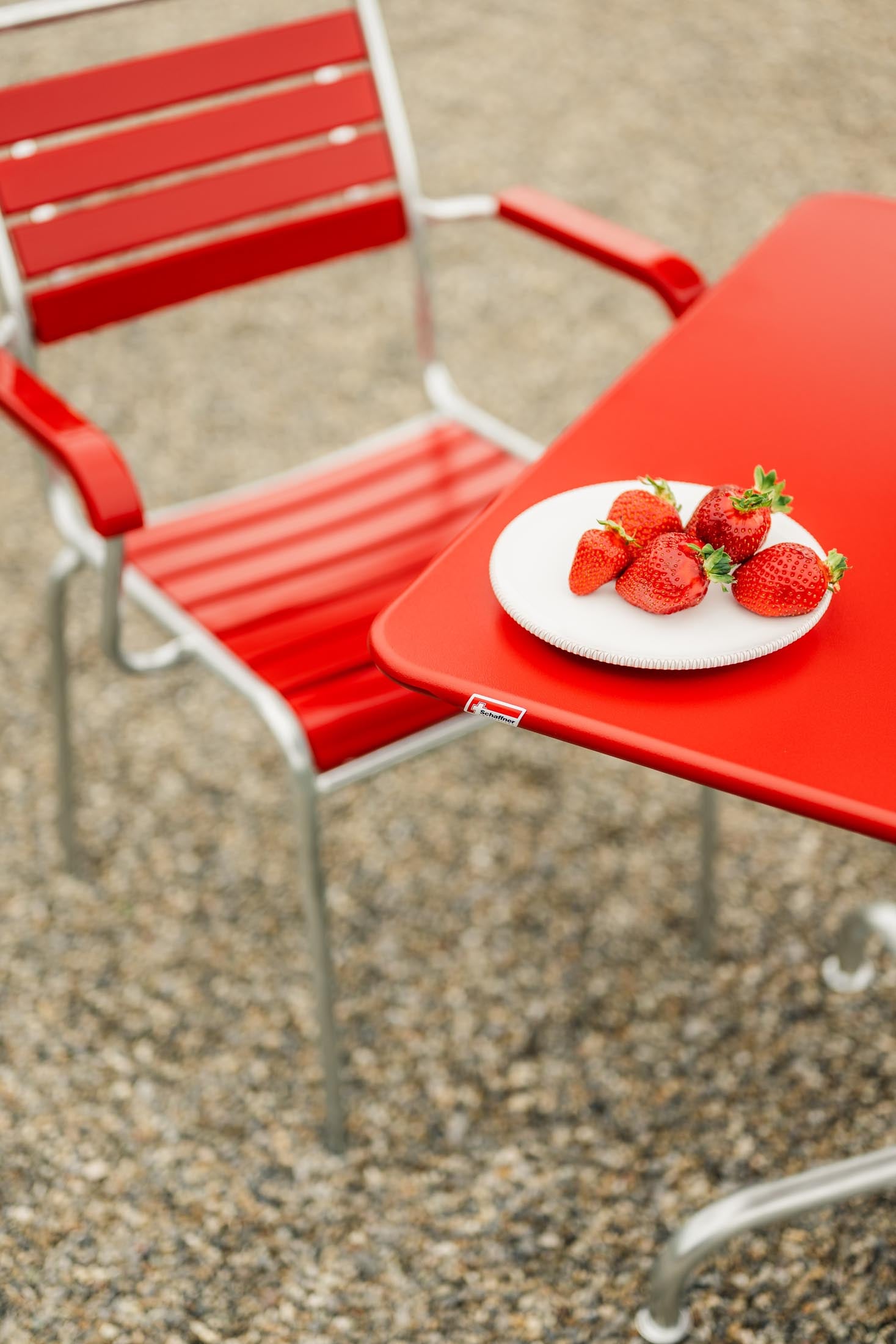 Rigi Metall-Gartentisch 70x70 klappbar in Rot präsentiert im Onlineshop von KAQTU Design AG. Gartentisch ist von Schaffner