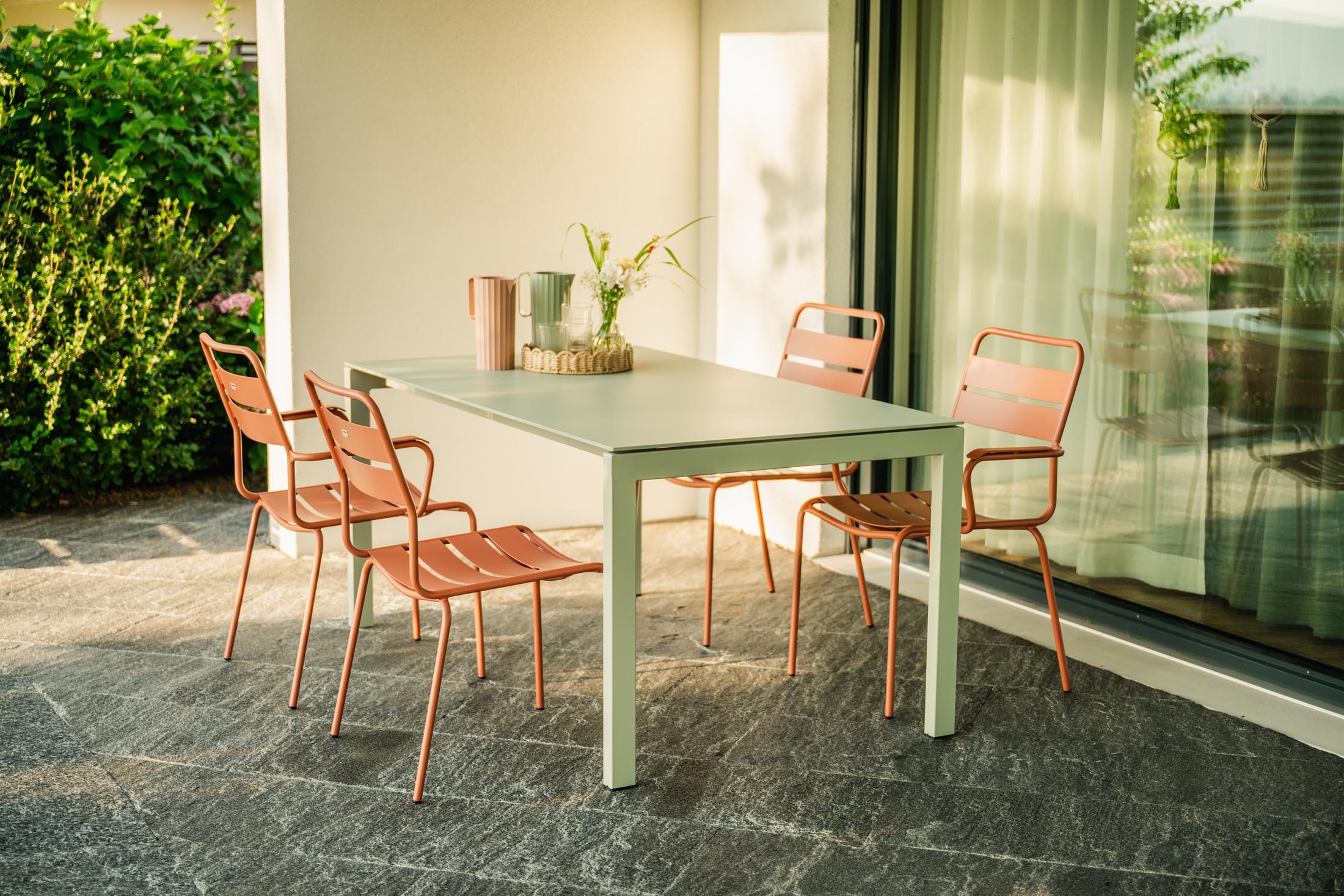 Luzern Glasfaser-Gartentisch 160x90 in Stromboli dunkel präsentiert im Onlineshop von KAQTU Design AG. Gartentisch ist von Schaffner