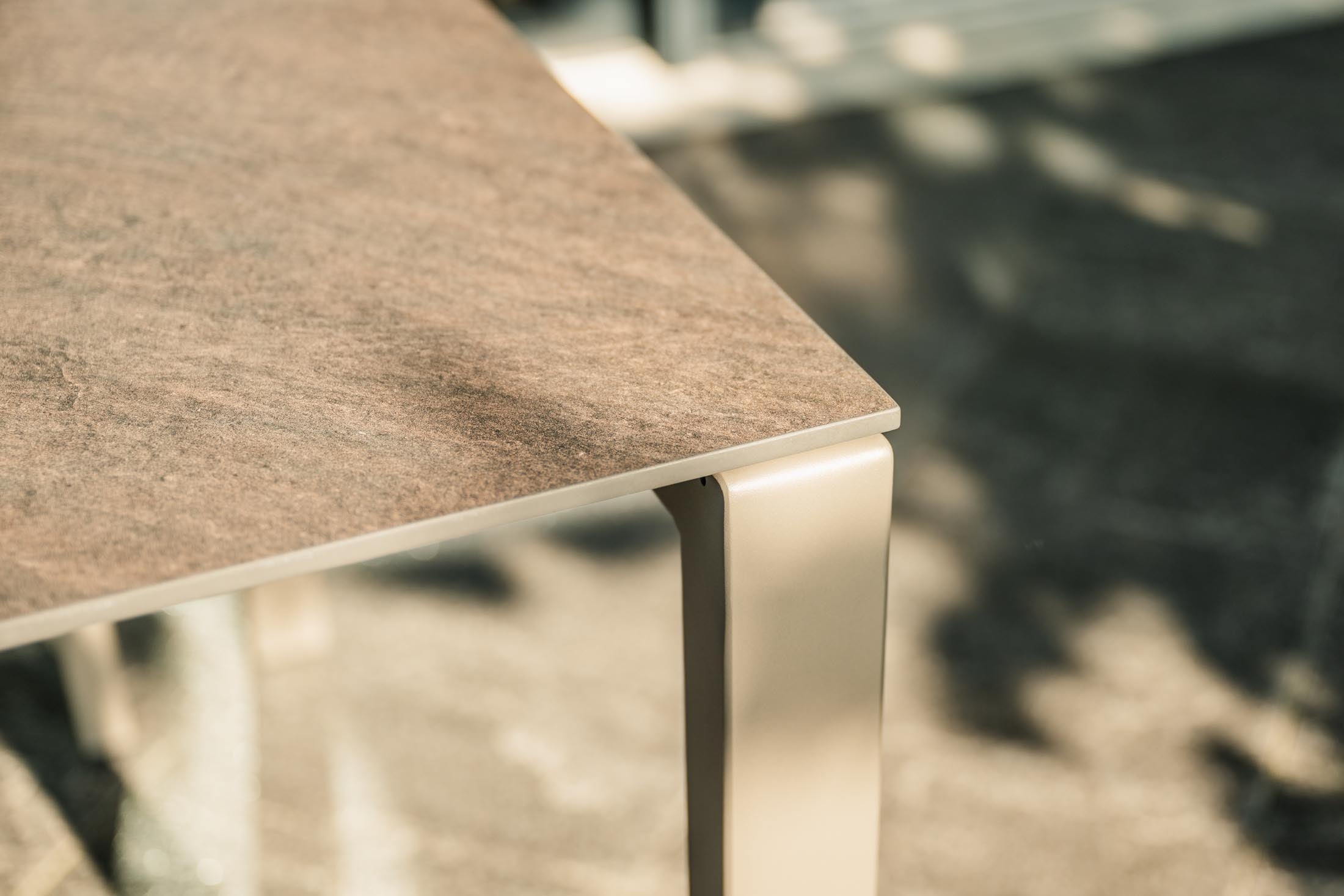 Eleganter Luzern Glasfaser-Gartentisch 140x80 von Schaffner: wetterfest, ausziehbar, abklappbar, langlebig, Swiss made, UV-beständig – perfekt für Garten & Terrasse.