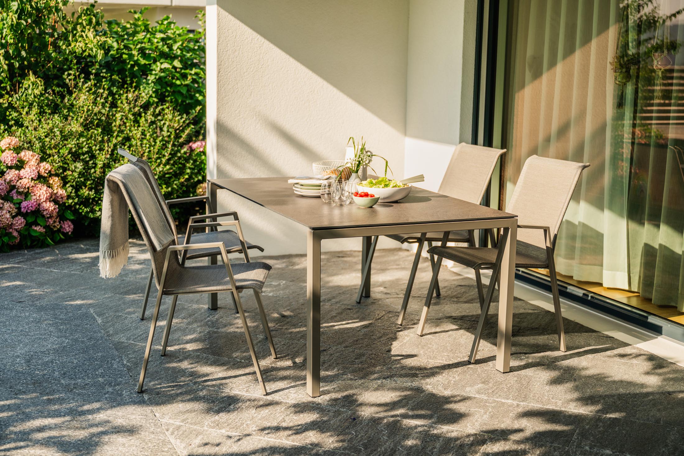 Luzern Glasfaser-Gartentisch 140x80 in Stromboli dunkel präsentiert im Onlineshop von KAQTU Design AG. Gartentisch ist von Schaffner