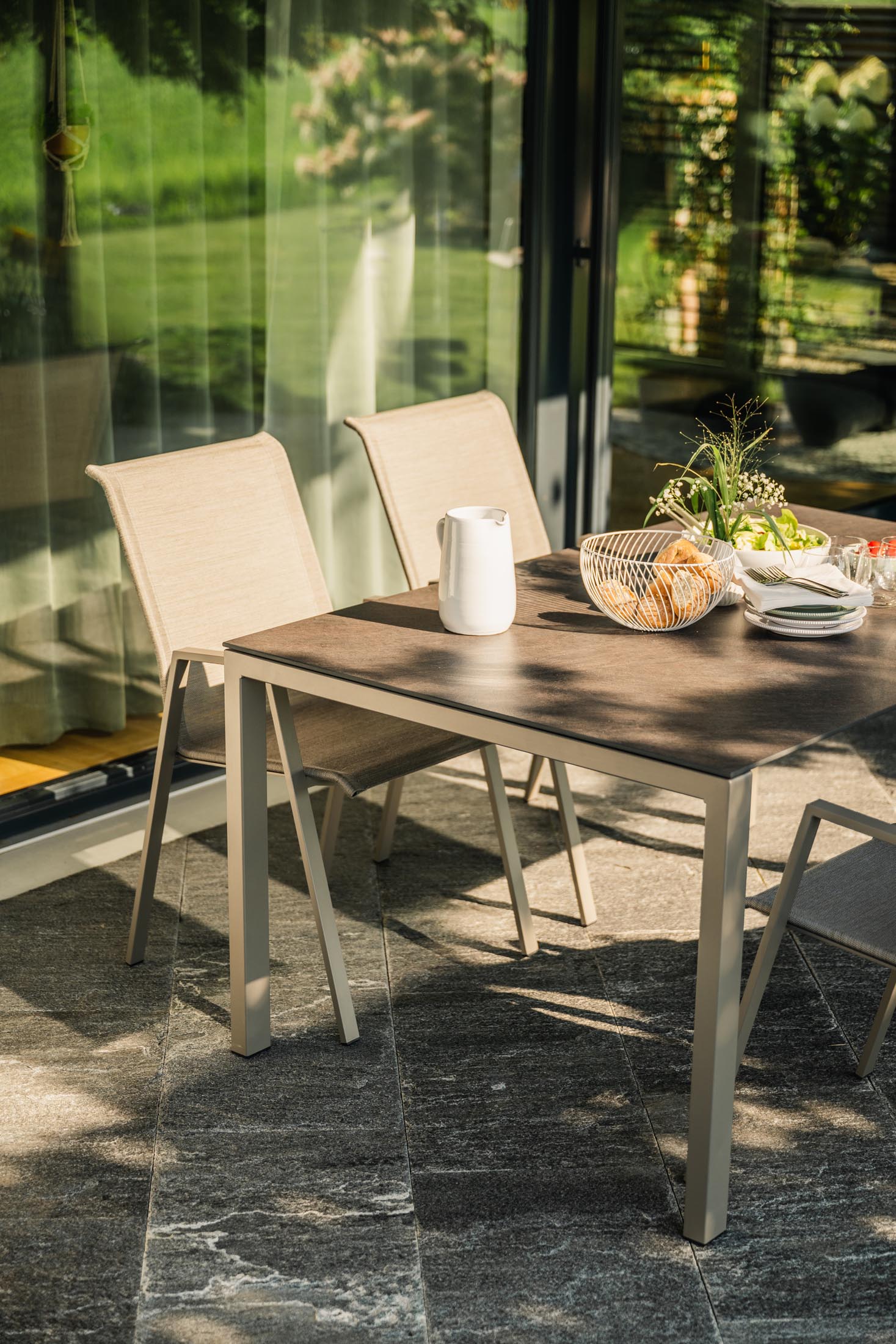 Moderner Luzern Glasfaser-Gartentisch 140x80, wetterfest, flexibel ausziehbar & abklappbar, langlebig, Swiss made, UV-beständig für stilvolle Outdoor-Bereiche.