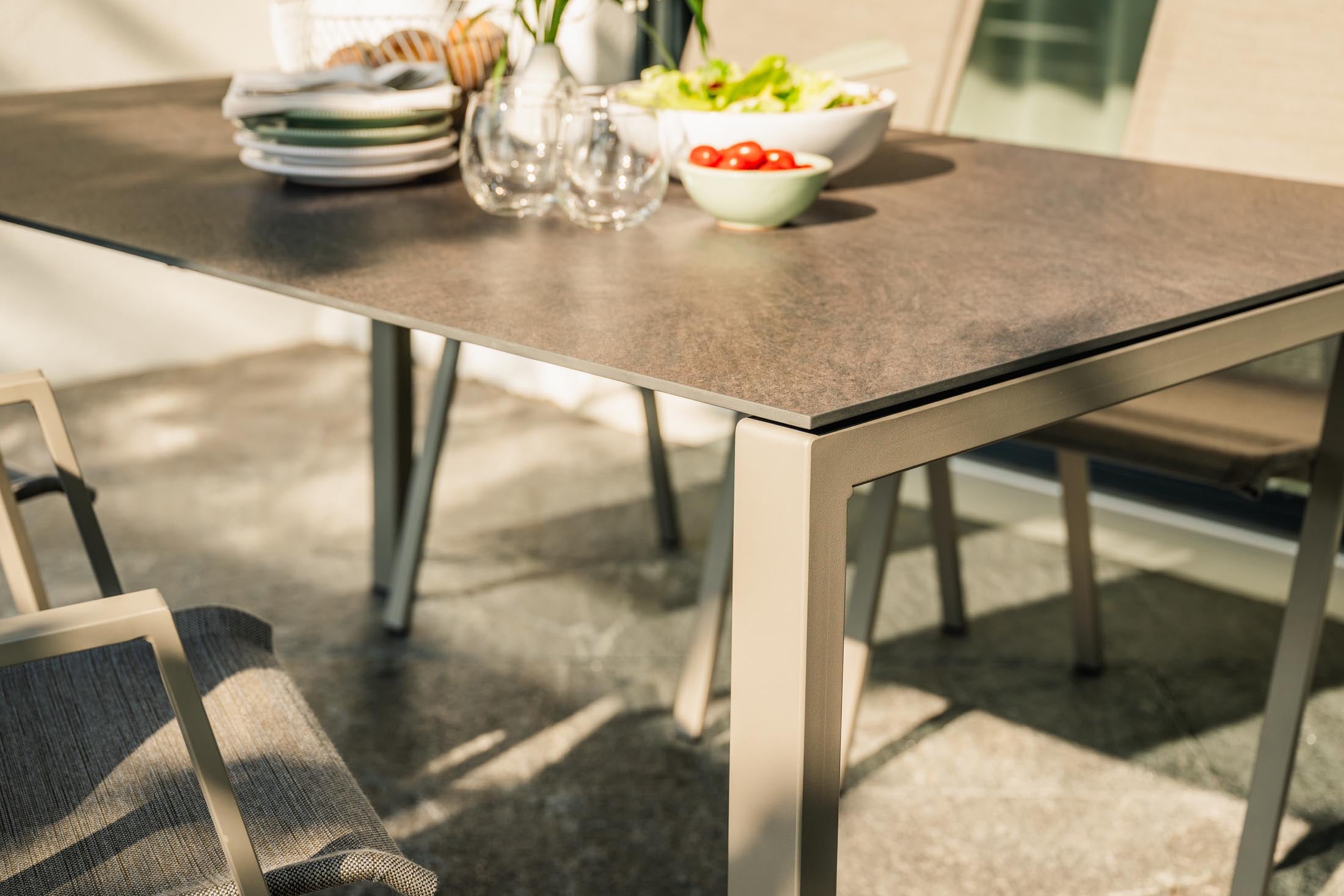 Luzern Glasfaser-Gartentisch 140x80 in Stromboli dunkel präsentiert im Onlineshop von KAQTU Design AG. Gartentisch ist von Schaffner