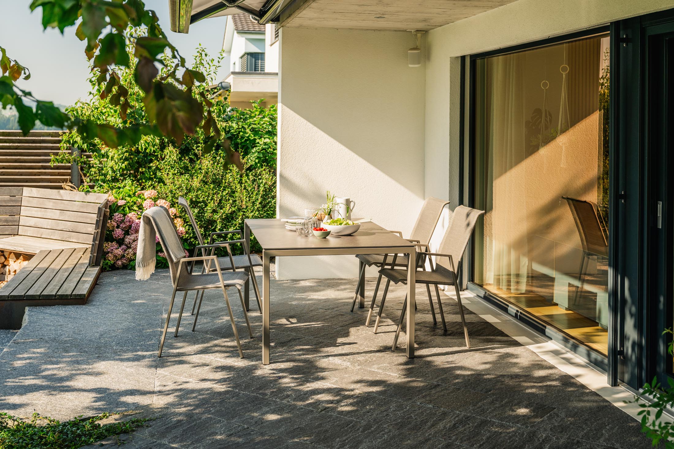 Moderner Luzern Glasfaser-Gartentisch 140x80, wetterfest, flexibel ausziehbar & abklappbar, langlebig, Swiss made, UV-beständig, ideal für Garten & Balkon.