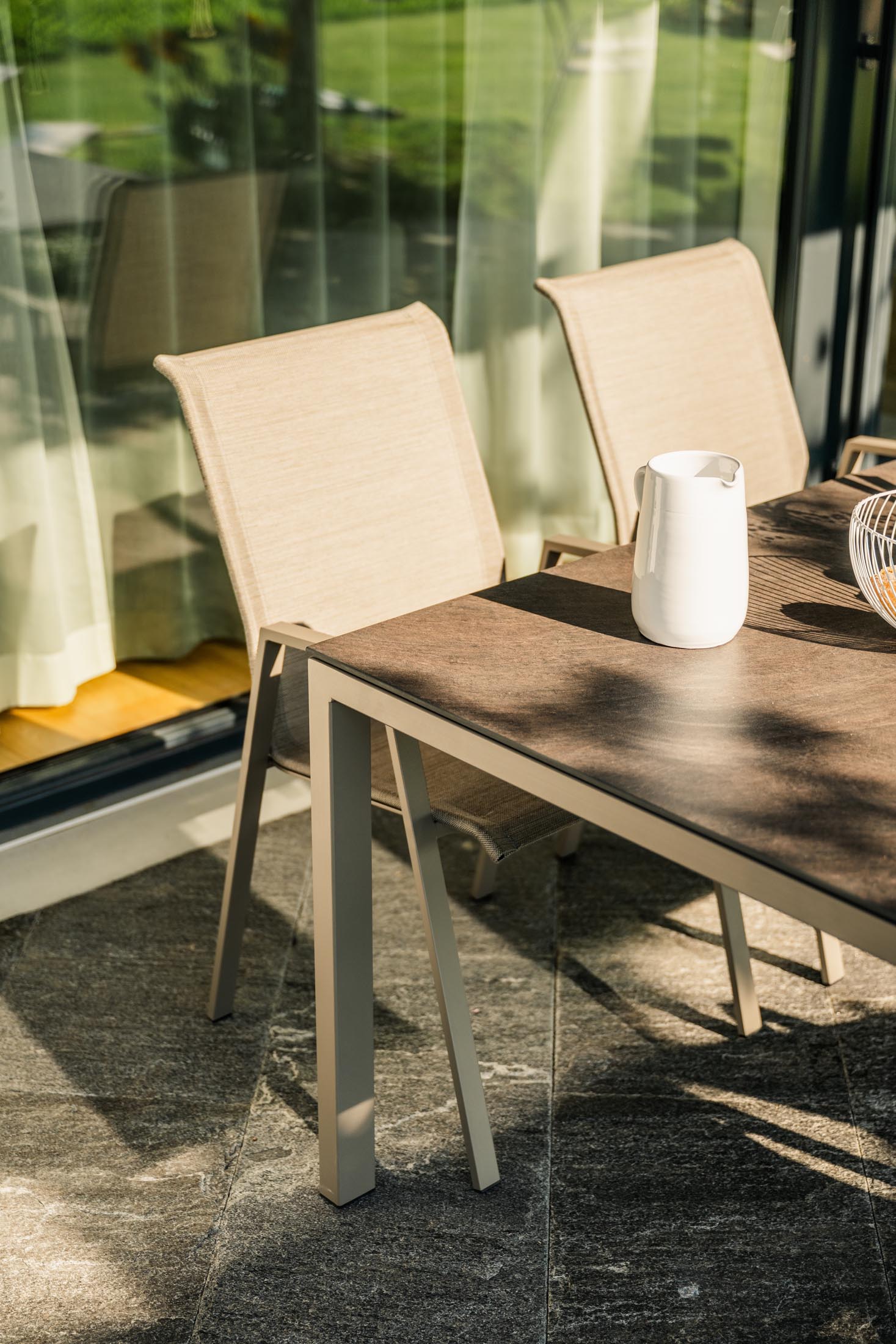 Eleganter Luzern Glasfaser-Gartentisch 140x80 von Schaffner, wetterfest, ausziehbar & abklappbar, langlebig, Swiss made, UV-beständig, perfekt für Garten & Terrasse.