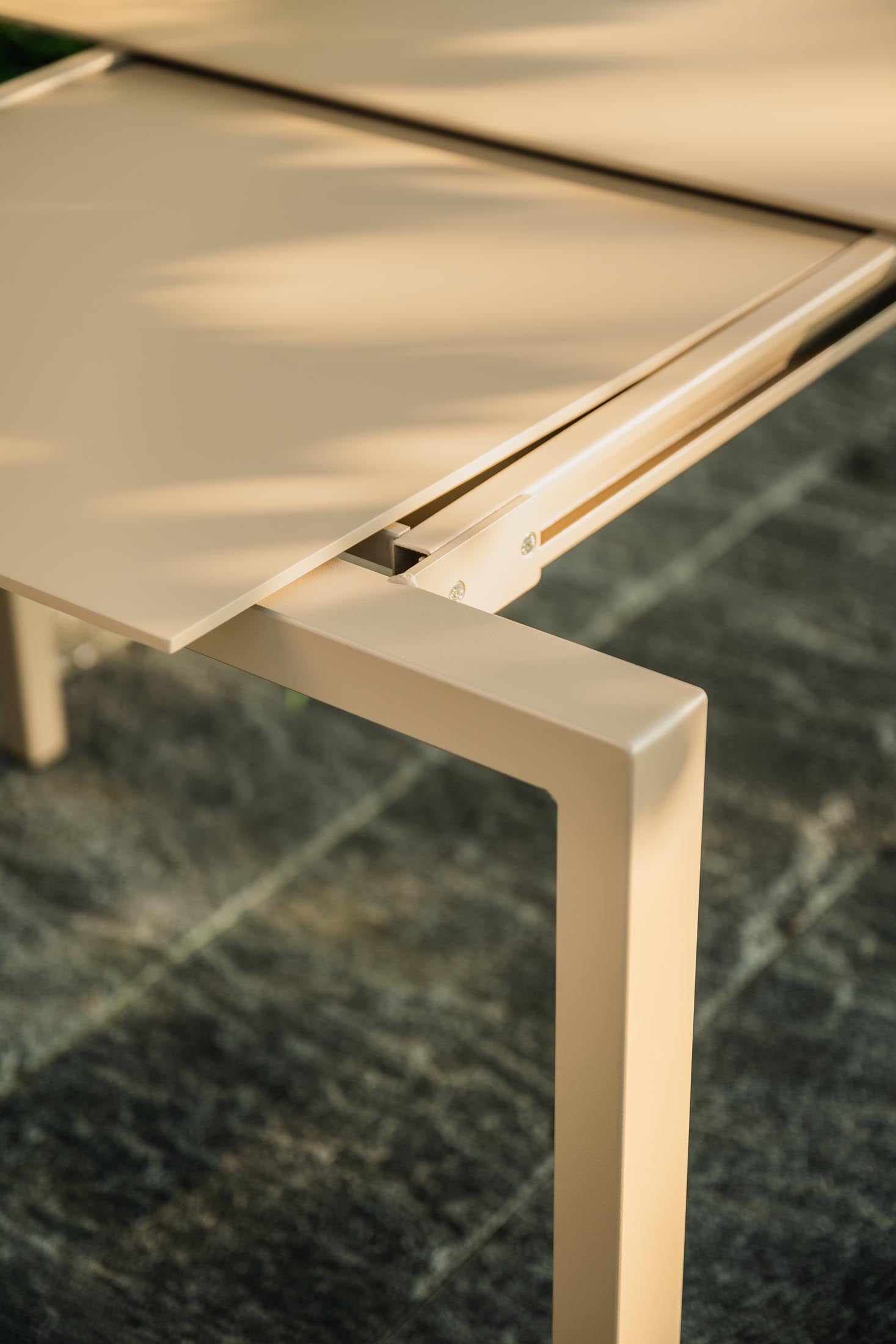 Flexibler, wetterfester Luzern Glasfaser-Gartentisch 220/280x100 cm, ausziehbar, langlebig, pflegeleicht, Schweizer Qualität – ideal für Garten, Terrasse und Balkon.