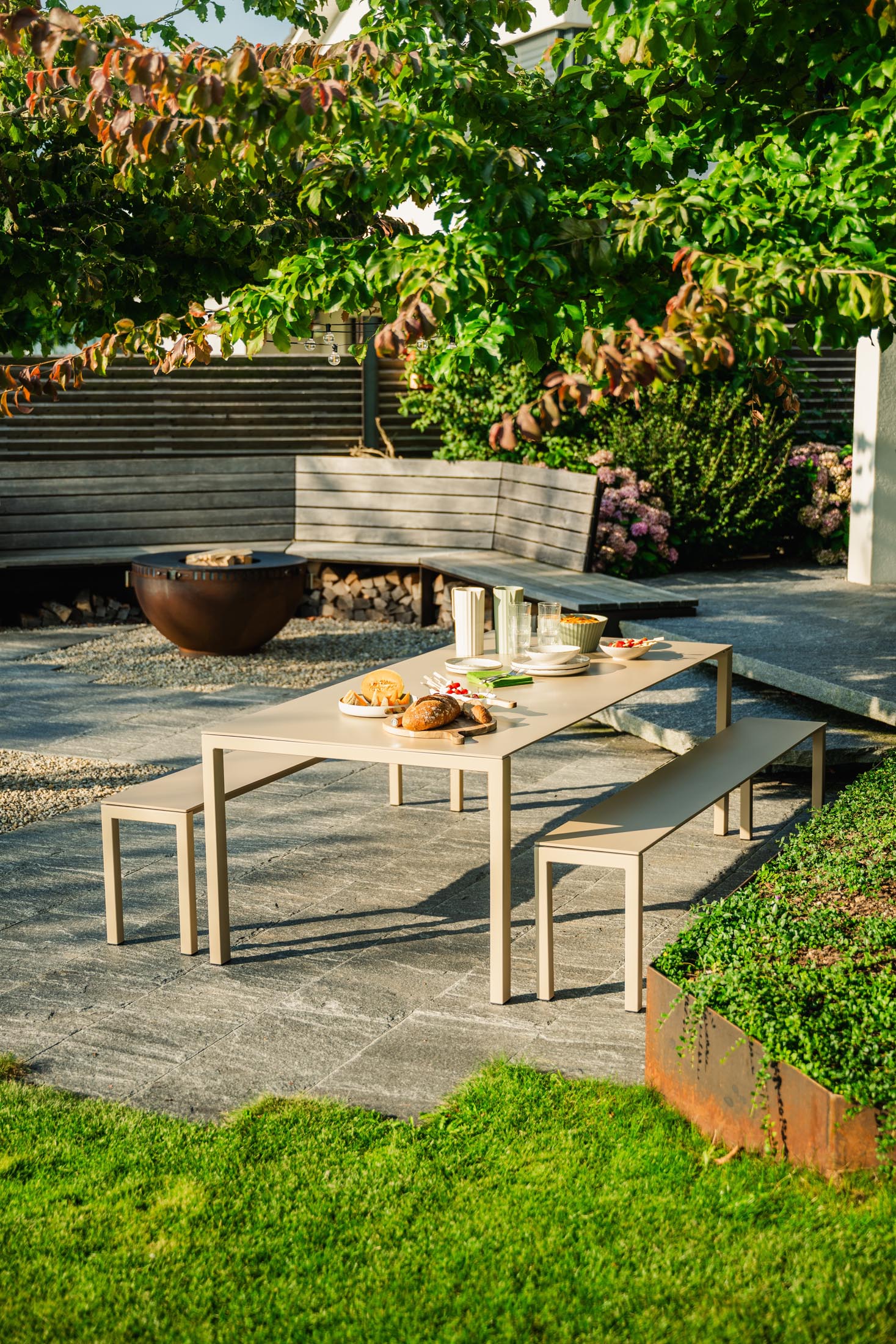 Luzern Glasfaser-Gartentisch 220/280x100 ausziehbar in Graphit präsentiert im Onlineshop von KAQTU Design AG. Gartentisch ist von Schaffner