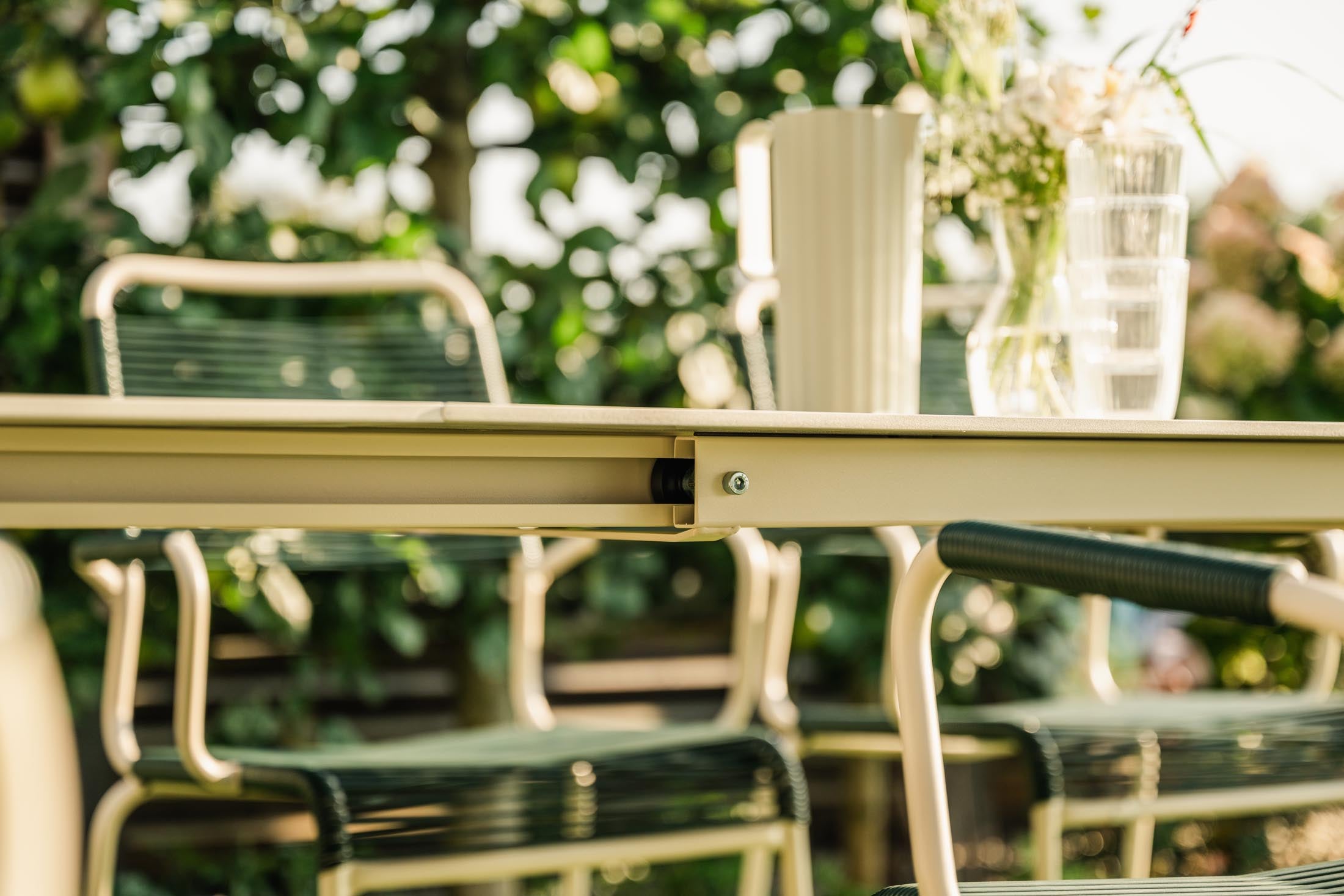 Eleganter Luzern Glasfaser-Gartentisch 140/200x80 cm, ausziehbar, wetterfest, robustes Design, Schweizer Qualität, perfekt für Garten, Balkon und Terrasse.