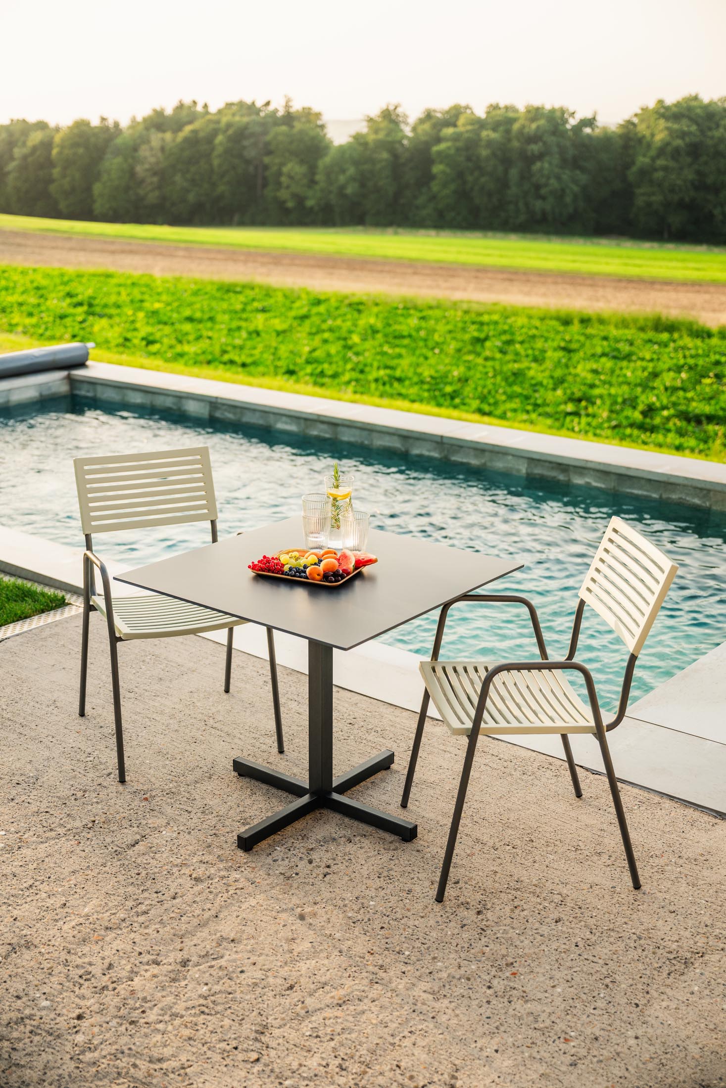 Luzern Glasfaser-Gartentisch Decor 80x80 klappbar in Graphit präsentiert im Onlineshop von KAQTU Design AG. Gartentisch ist von Schaffner