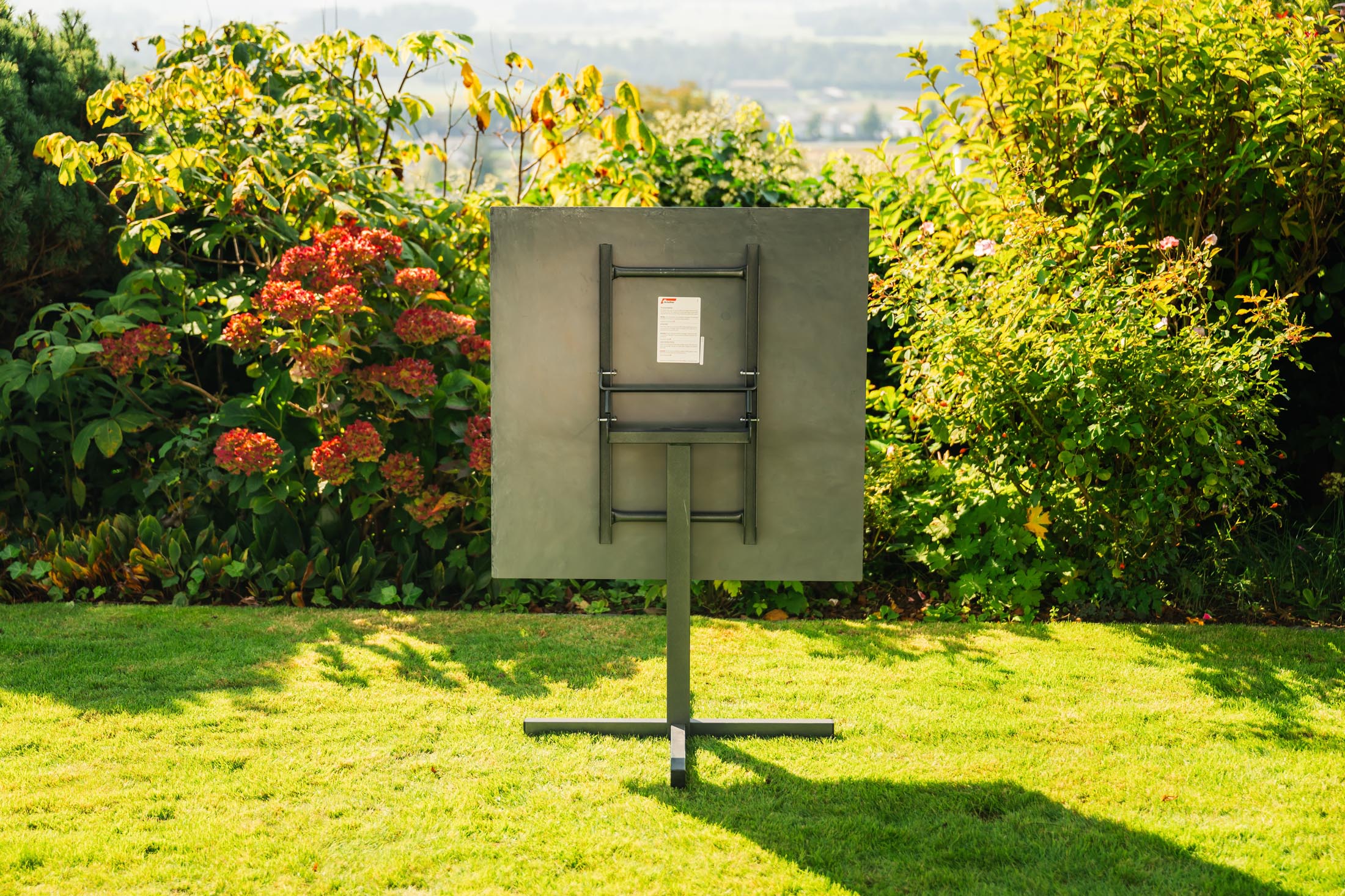 Luzern Glasfaser-Gartentisch Decor 80x80 klappbar in Graphit präsentiert im Onlineshop von KAQTU Design AG. Gartentisch ist von Schaffner