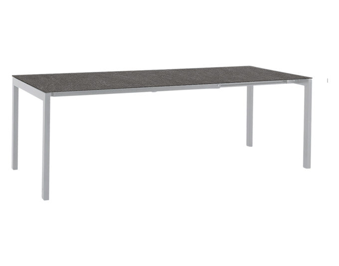 Der Fiberglastisch Luzern von Schaffner ist ein stilvoller, wetterfester Tisch, der sich von 160 auf 220 cm ausziehen lässt – perfekt für jeden Anlass.