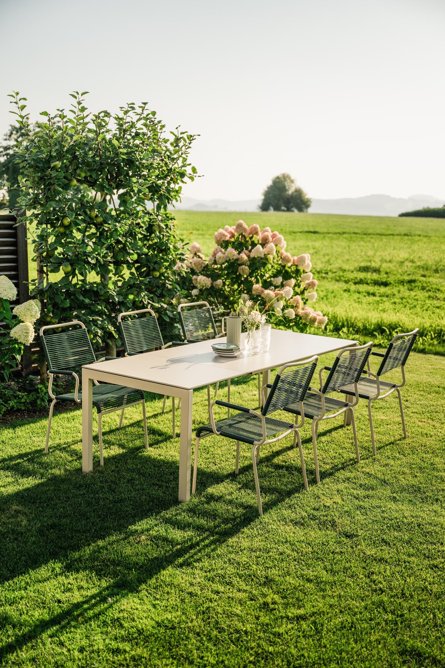 Eleganter ausziehbarer Gartentisch aus Glasfaser, wetterfest, langlebig, pflegeleicht und in Schweizer Qualität – perfekt für Balkon, Terrasse oder Garten.