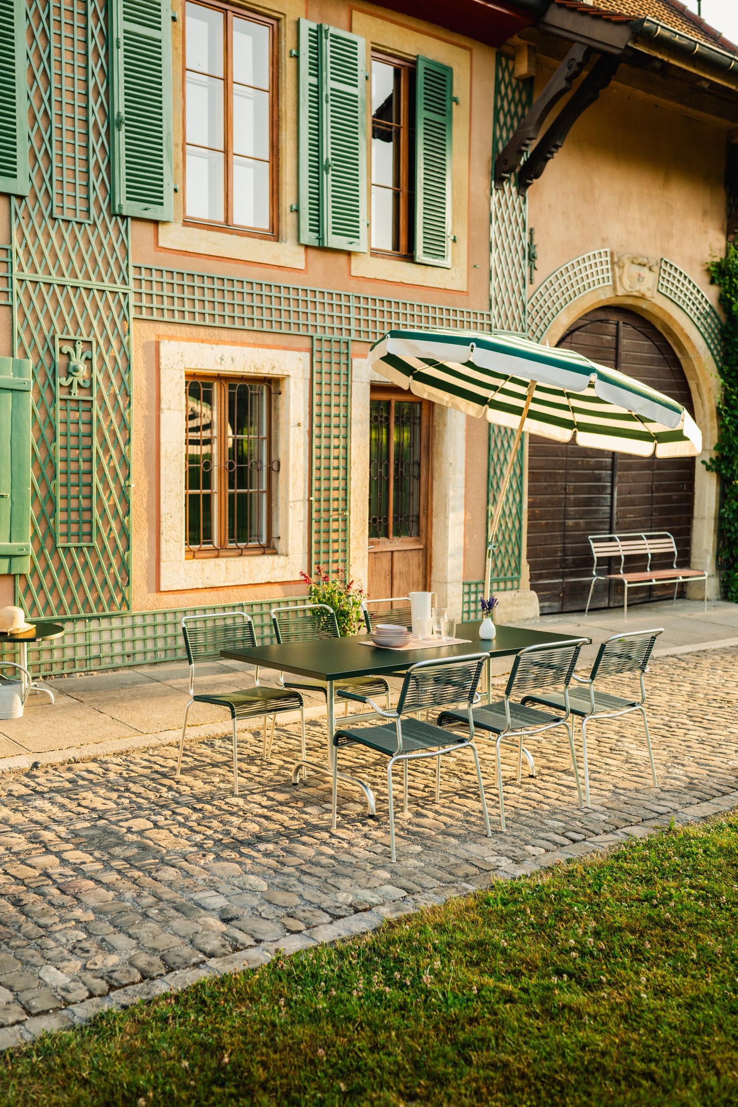 Robuster, klappbarer Säntis Metall-Gartentisch 180x80 cm aus wetterfestem Material. Schweizer Qualität, platzsparend, perfekt für Garten, Balkon oder Terrasse.
