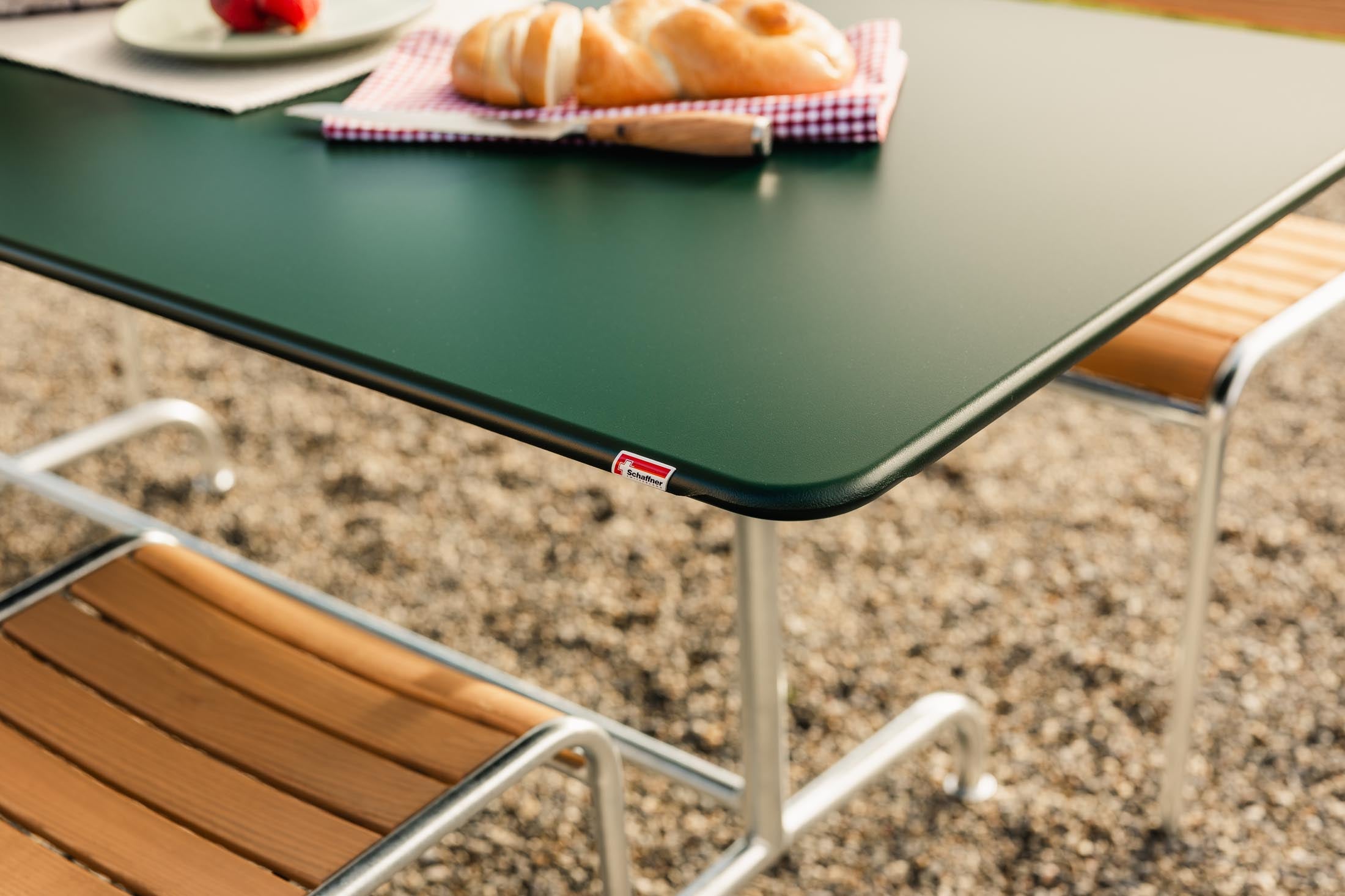 Rigi Metall-Gartentisch 180x80 klappbar in Tannengrün präsentiert im Onlineshop von KAQTU Design AG. Gartentisch ist von Schaffner