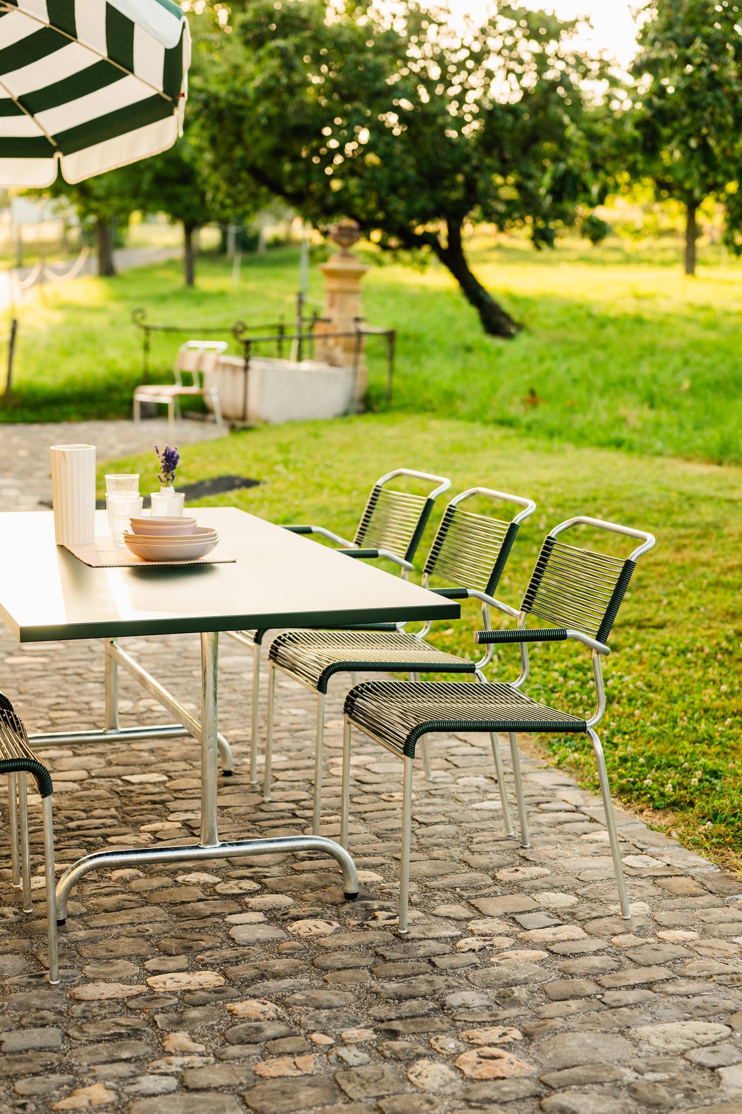 Moderner klappbarer Gartentisch aus robustem Metall, 180x90 cm, ideal für Gartenpartys und gemütliche Abende im Freien.