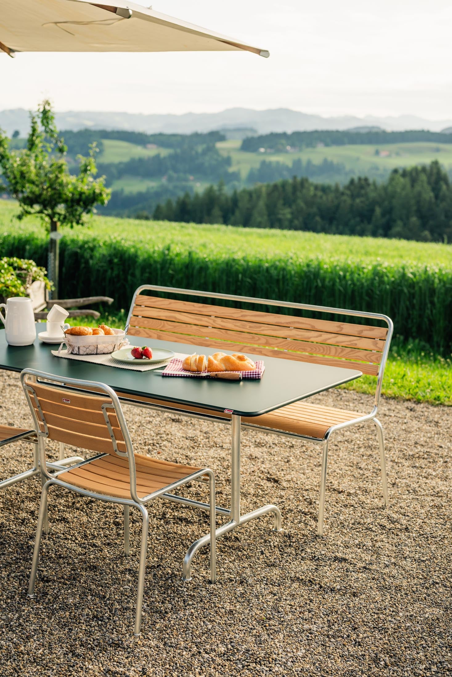 Rigi Metall-Gartentisch 180x90 klappbar in Tannengrün präsentiert im Onlineshop von KAQTU Design AG. Gartentisch ist von Schaffner
