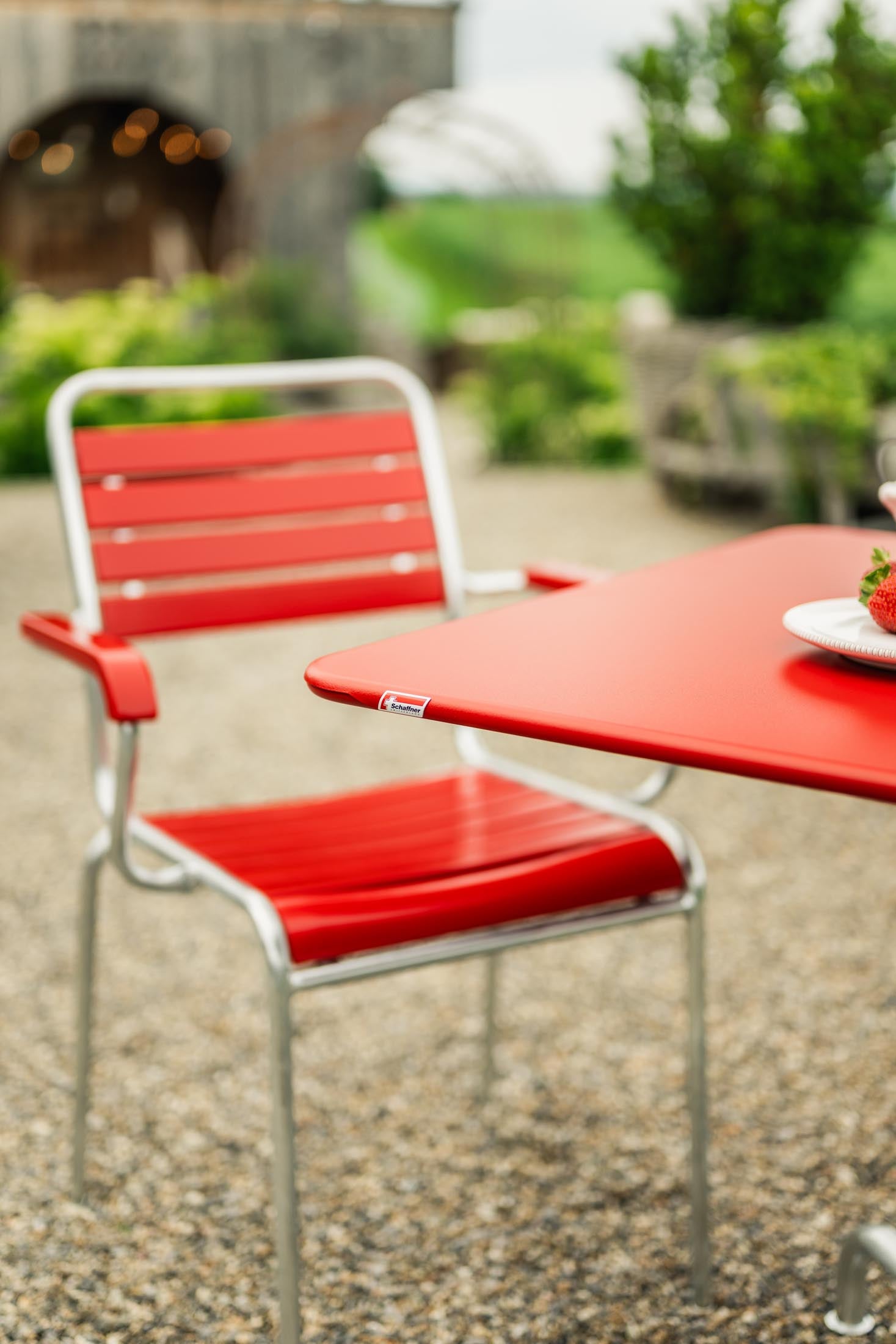 Eleganter, klappbarer Rigi Metall-Gartentisch 90x90 cm aus robustem Stahl, wetterfest, langlebig, Schweizer Qualität, ideal für Terrasse, Balkon und Garten.