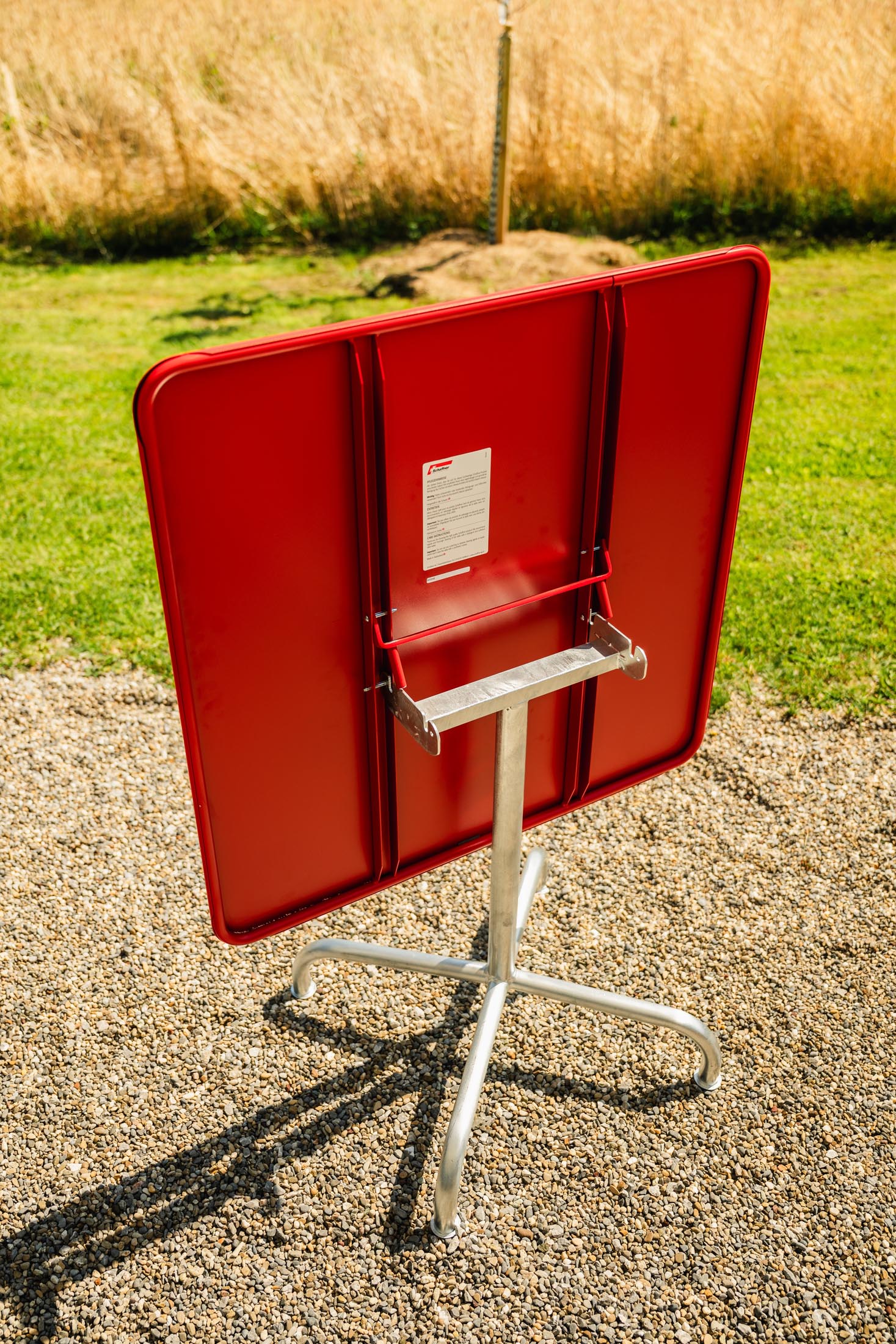 Eleganter, wetterfester Rigi Metall-Gartentisch 90x90 cm, klappbar, robustes Stahldesign, leicht zu verstauen, perfekt für Balkon, Terrasse oder Garten – Swiss Made.