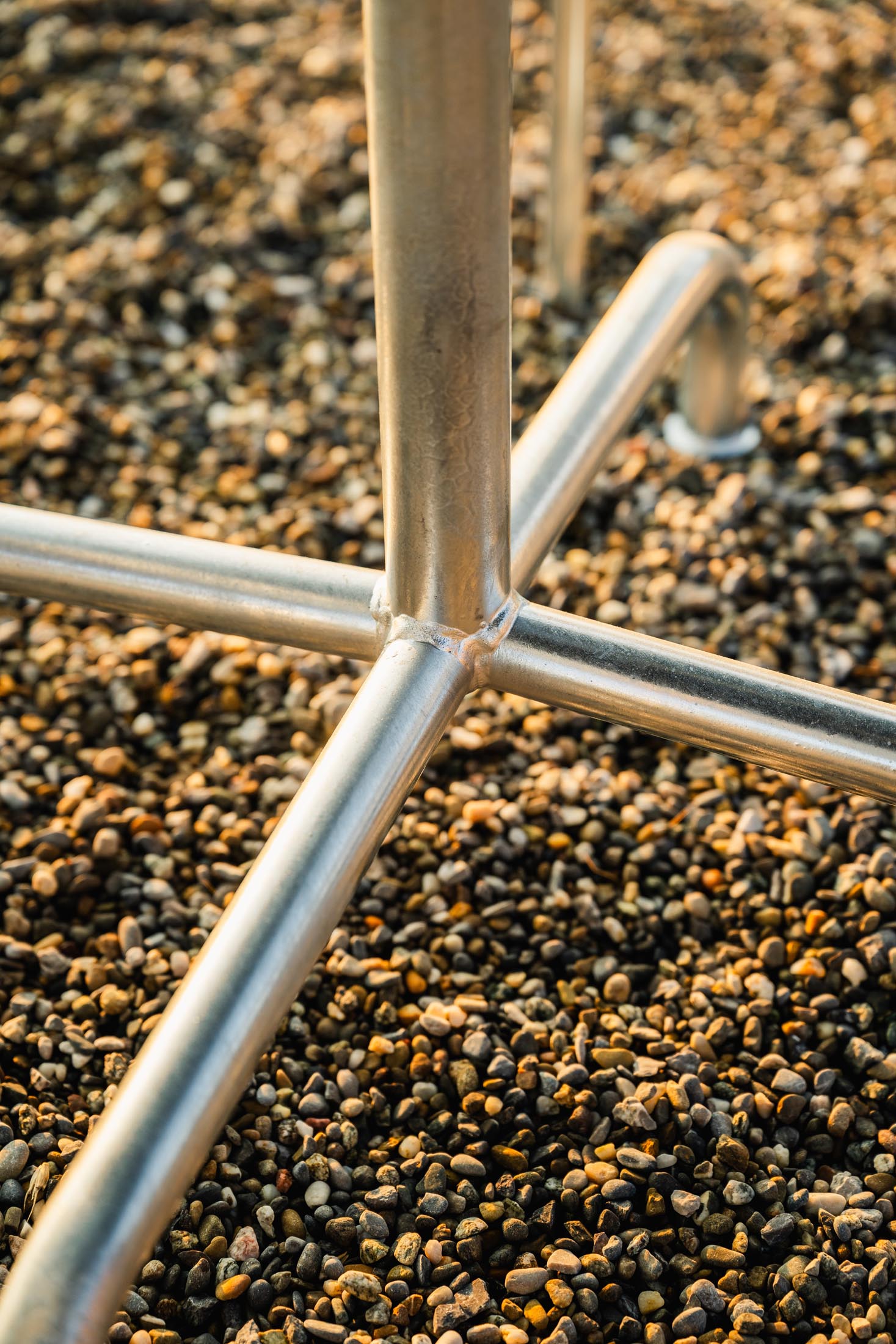 Hochwertiger, klappbarer Rigi Metall-Gartentisch 90x90 cm aus wetterfestem Stahl, langlebig, stilvoll, platzsparend und Swiss Made für Balkon, Terrasse oder Garten.