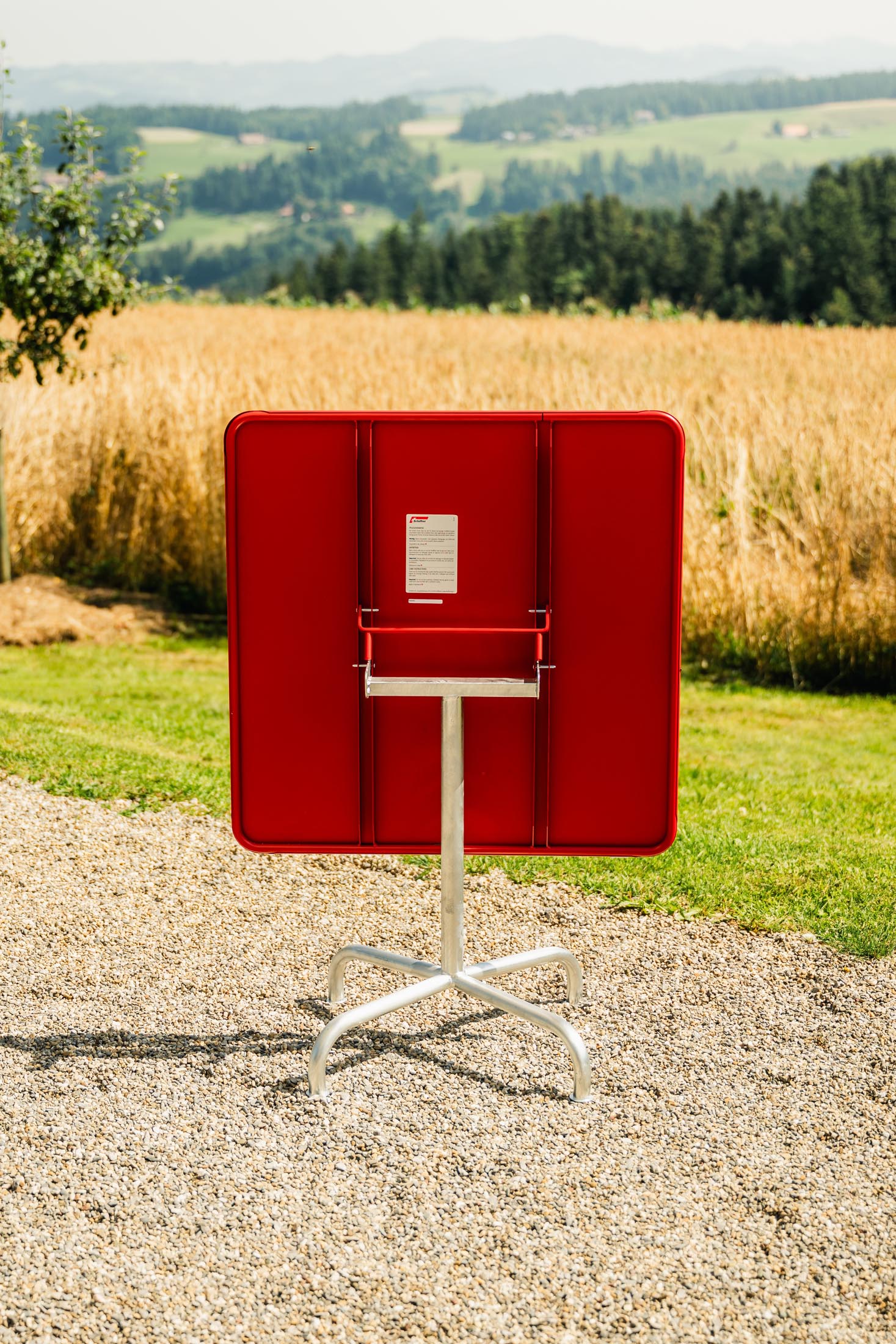 Eleganter, wetterfester Rigi Metall-Gartentisch 90x90 cm, klappbar, robustes Stahldesign, platzsparend, langlebig, Swiss Made – perfekt für Balkon, Terrasse oder Garten.