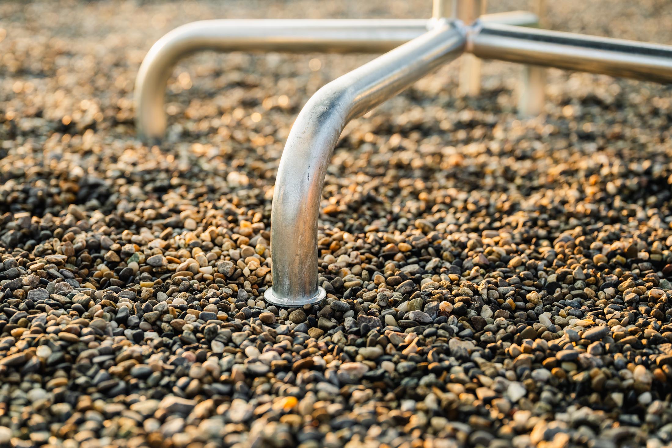 Hochwertiger, wetterfester Rigi Metall-Gartentisch 90x90 cm, klappbar, langlebig, Schweizer Handwerkskunst, perfekt für Balkon, Terrasse und Garten.