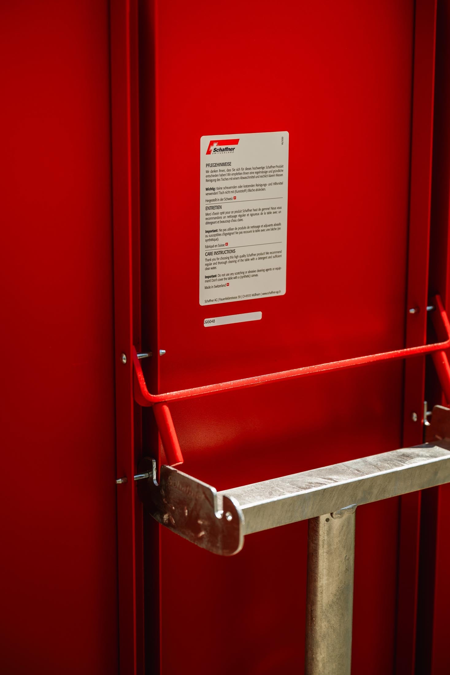 Eleganter, klappbarer Rigi Metall-Gartentisch 90x90 cm aus robustem Stahl, wetterfest und langlebig – ideal für Balkon, Terrasse oder Garten. Schweizer Qualität.