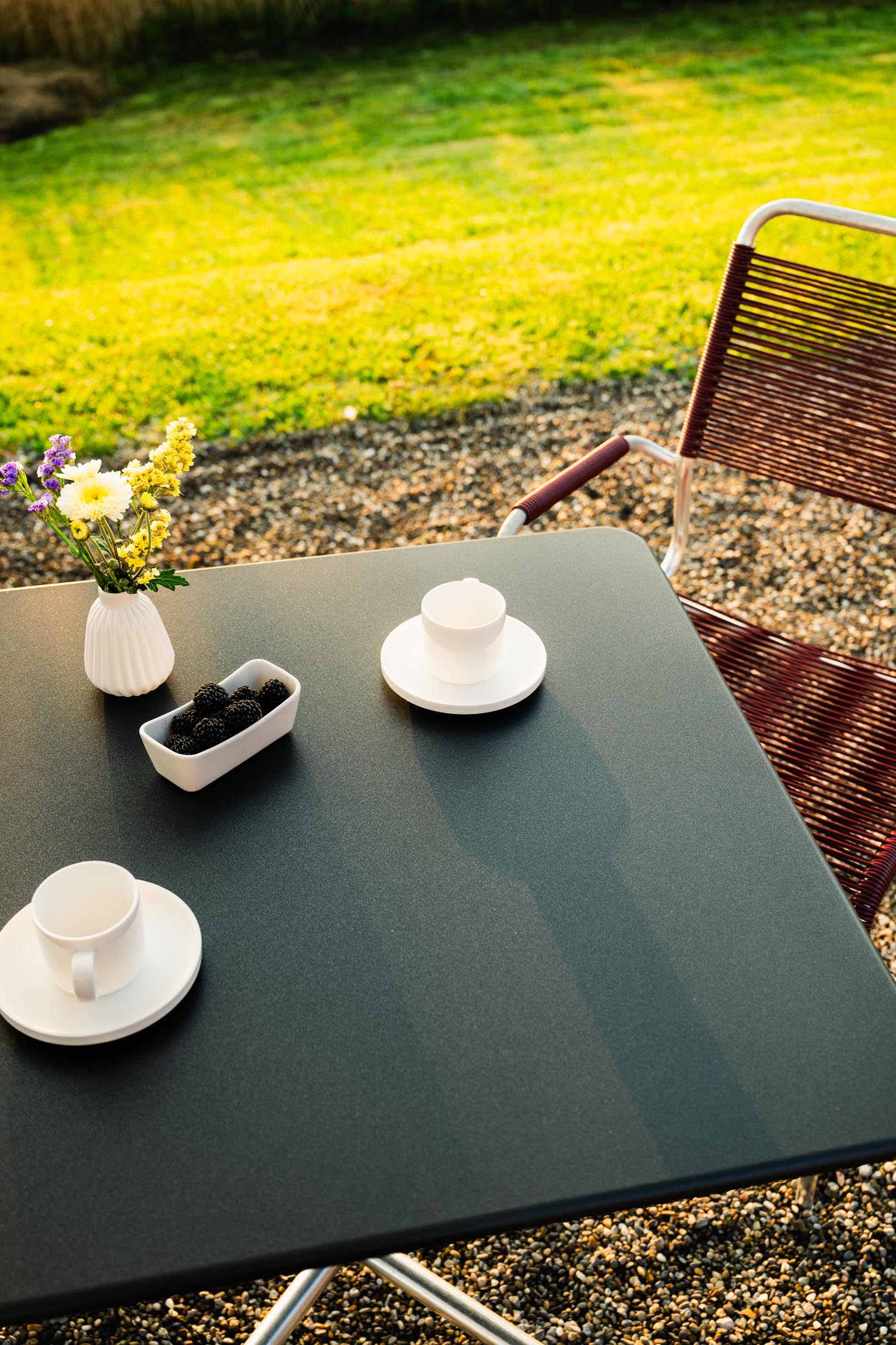 Hochwertiger, klappbarer Rigi Metall-Gartentisch 90x90 cm aus wetterfestem Stahl, langlebig, platzsparend, Swiss Made – ideal für Balkon, Terrasse oder Garten.