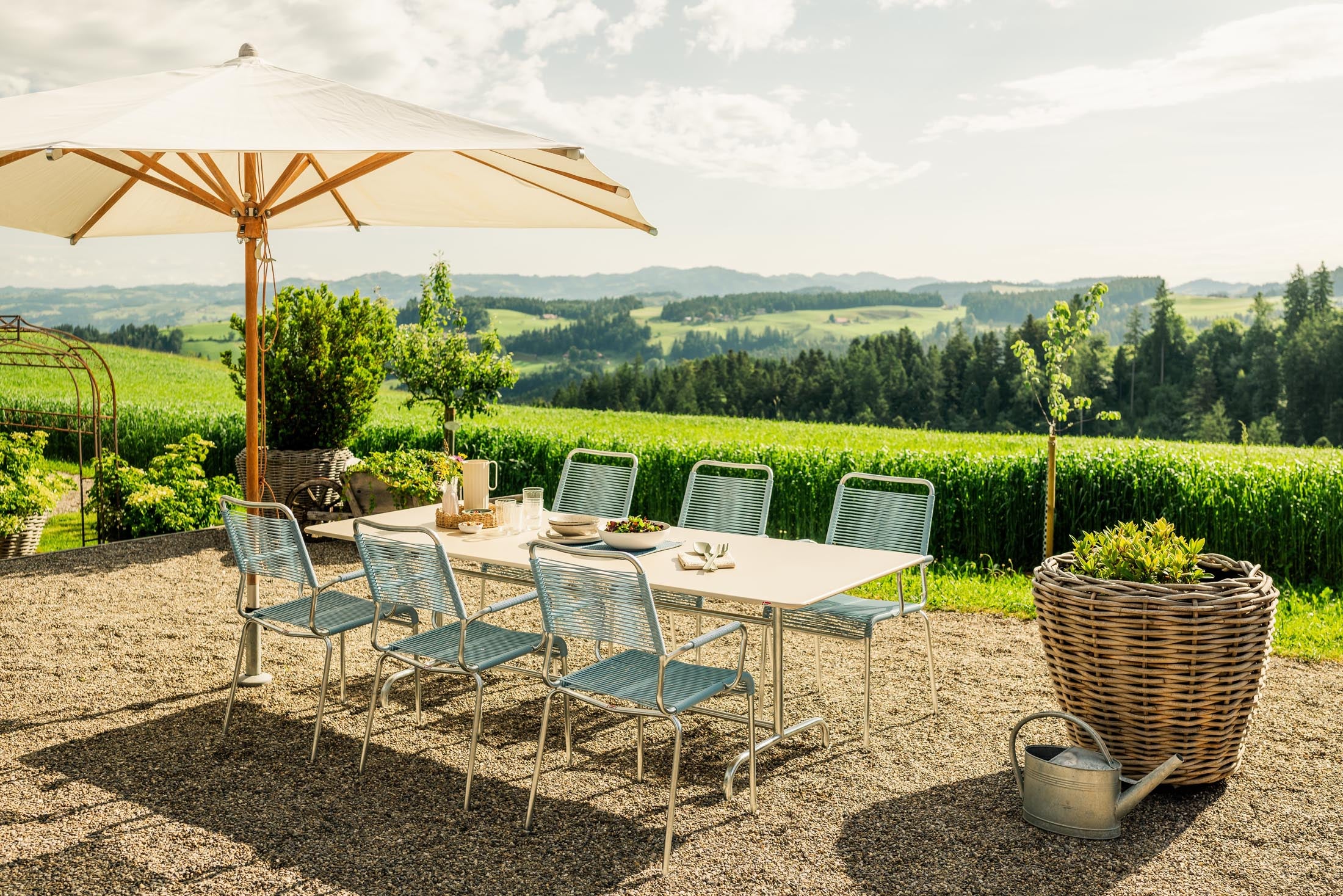 Robuster, klappbarer Rigi Metall-Gartentisch 240x90 cm, wetterfest, pflegeleicht, stilvoll, langlebig, ideal für Garten, Balkon oder Terrasse.