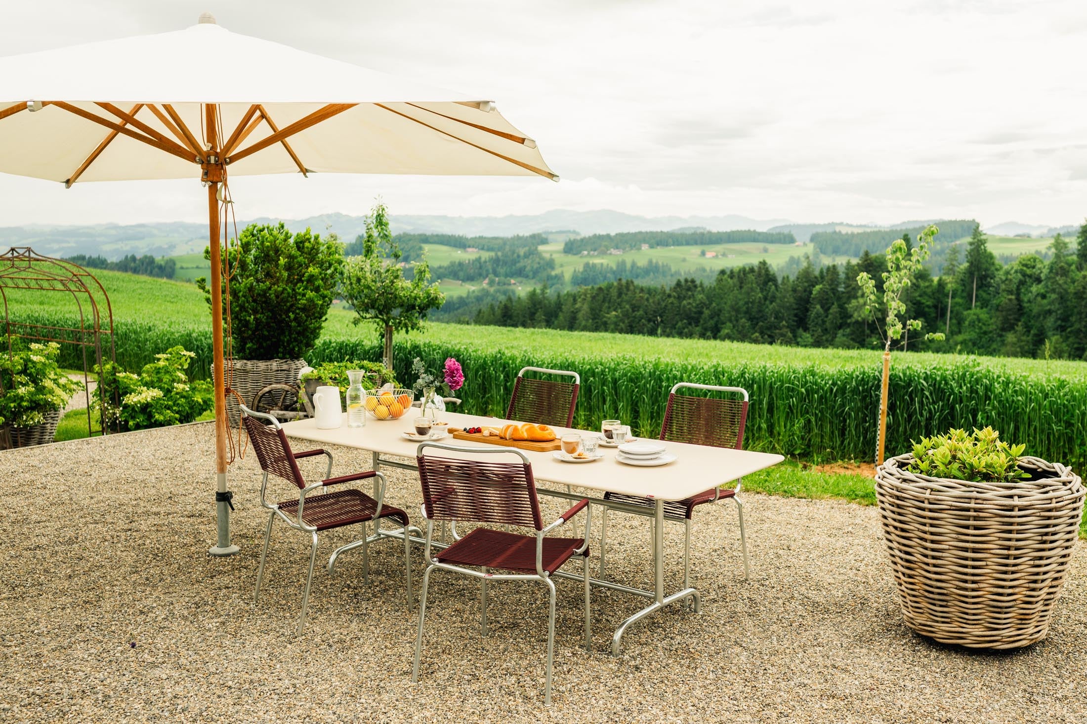 Rigi Metall-Gartentisch 240x90 klappbar in Pastellsand präsentiert im Onlineshop von KAQTU Design AG. Gartentisch ist von Schaffner