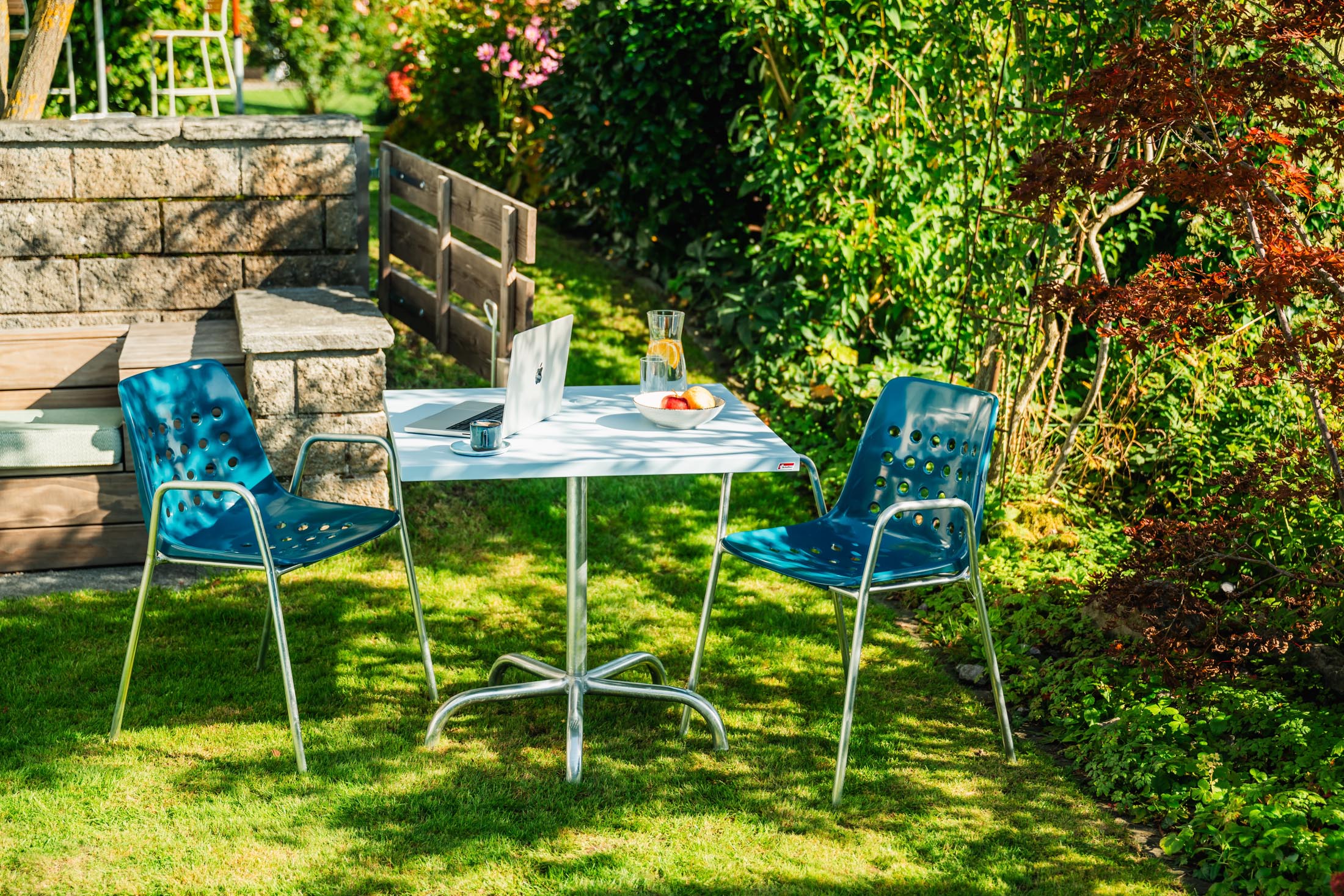 Säntis Metall-Gartentisch 90x90 klappbar in Pastellblau präsentiert im Onlineshop von KAQTU Design AG. Gartentisch ist von Schaffner