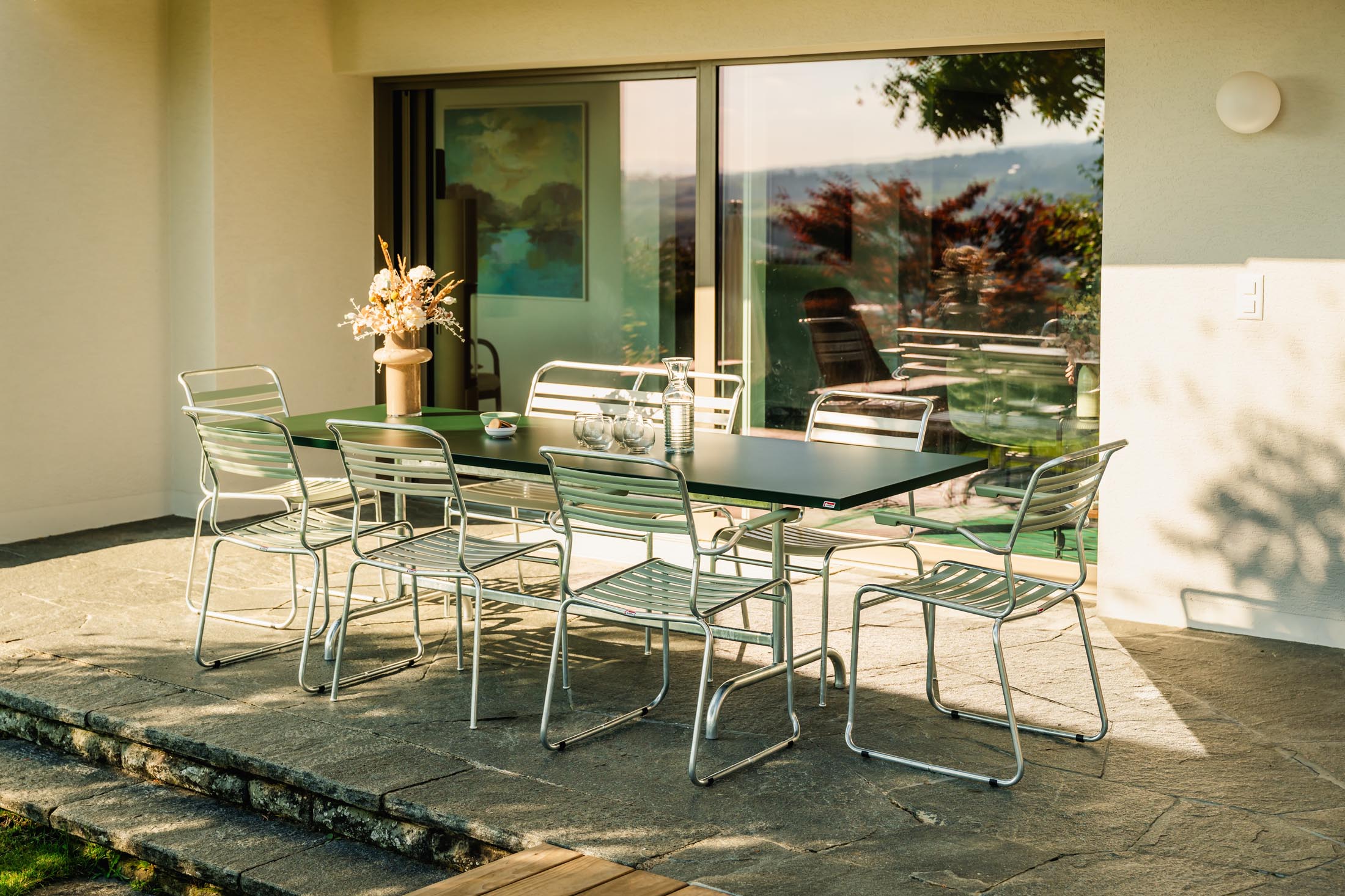 Hochwertiger Säntis Metall-Gartentisch 240x90 cm, klappbar, wetterfest, rostfrei und leicht zu reinigen. Schweizer Handwerkskunst für Ihren Außenbereich.