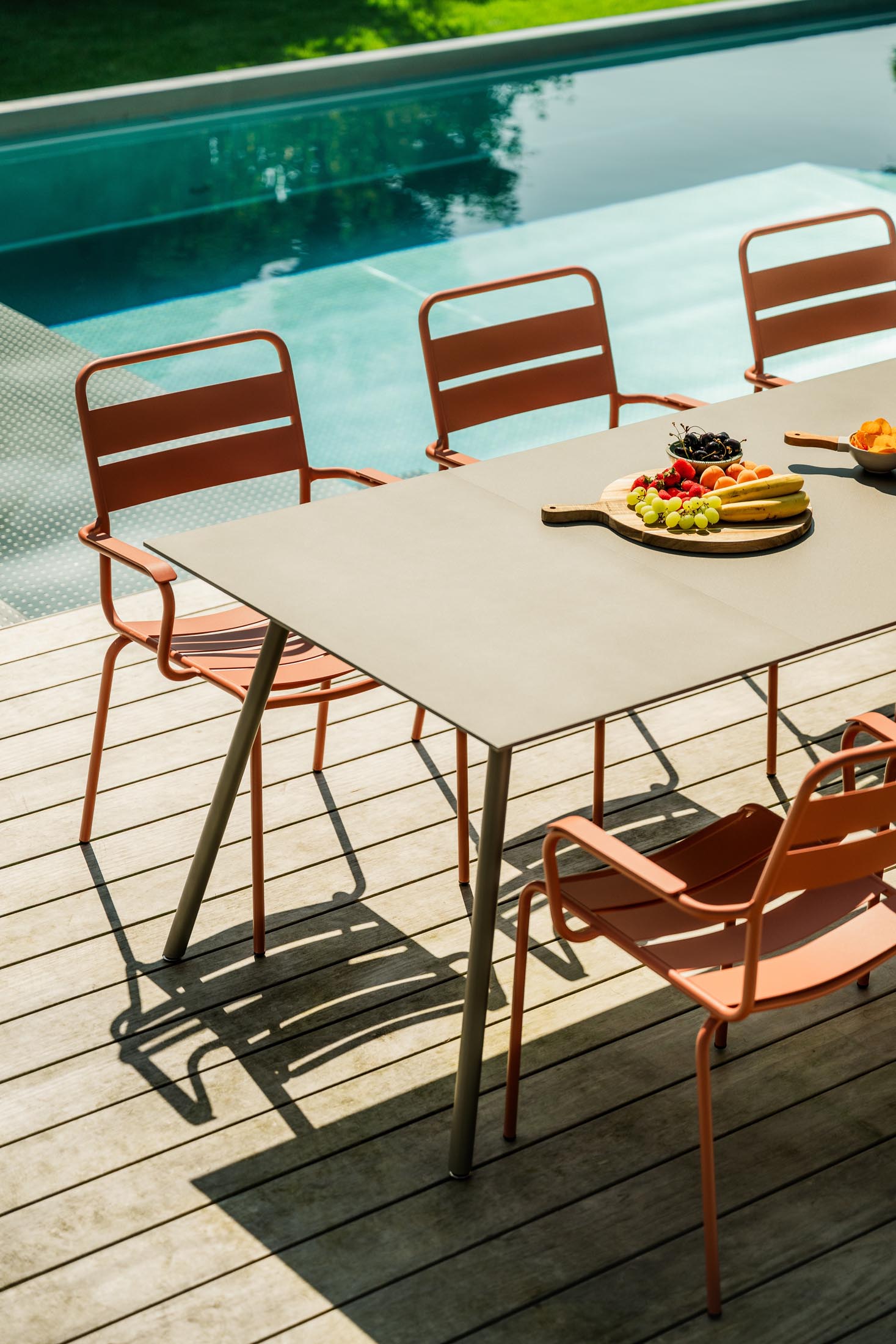 Locarno Glasfaser-Gartentisch 160/220x90 ausziehbar in Graphit präsentiert im Onlineshop von KAQTU Design AG. Gartentisch ist von Schaffner