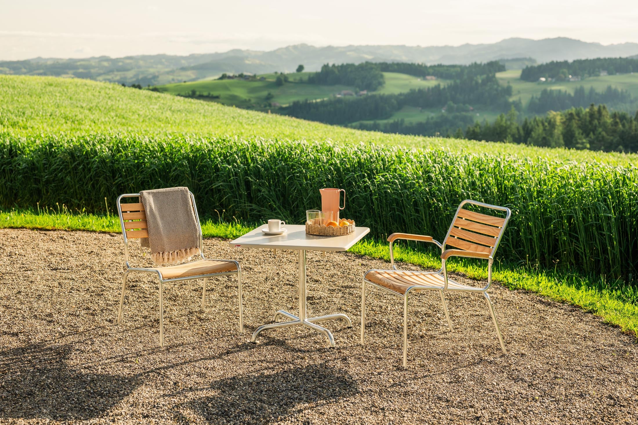 Davos Glasfaser-Salontisch 70x70 / 62 klappbar in Pastellsand präsentiert im Onlineshop von KAQTU Design AG. Beistelltisch Outdoor ist von Schaffner