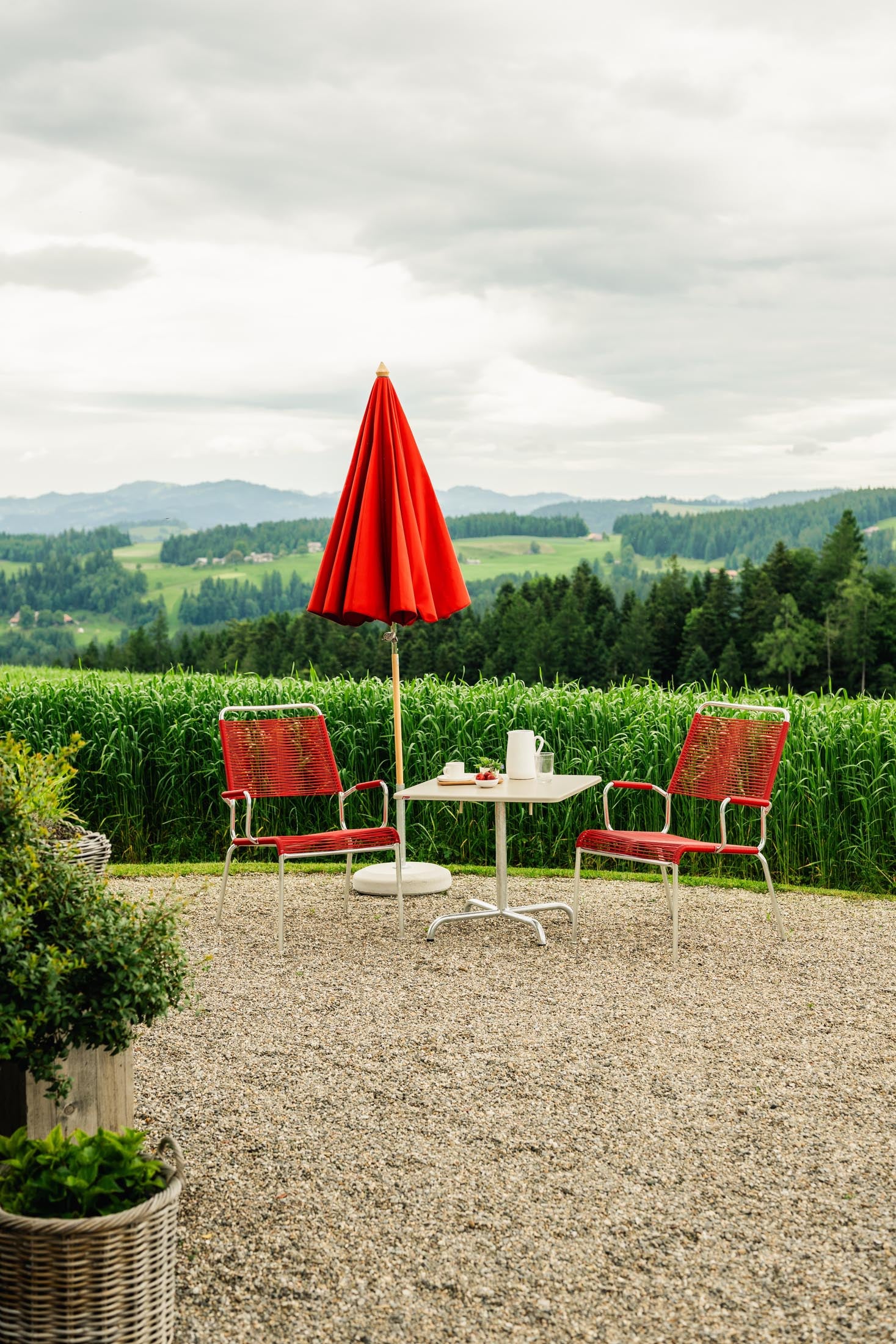 Davos Glasfaser-Salontisch 70x70 / 62 klappbar in Pastellsand präsentiert im Onlineshop von KAQTU Design AG. Beistelltisch Outdoor ist von Schaffner