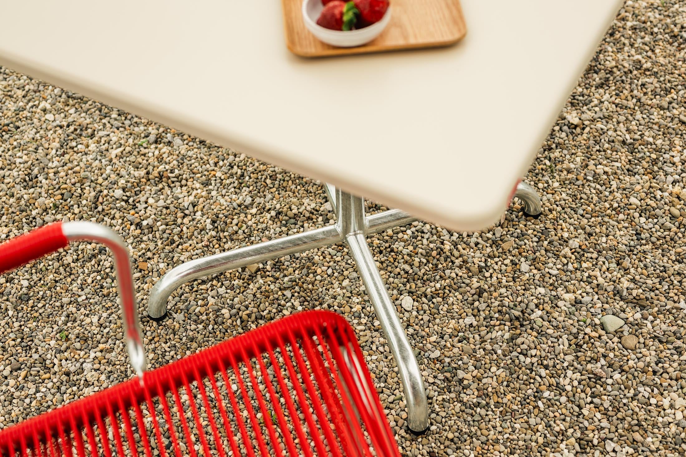 Davos Glasfaser-Salontisch 70x70 / 62 klappbar in Pastellsand präsentiert im Onlineshop von KAQTU Design AG. Beistelltisch Outdoor ist von Schaffner