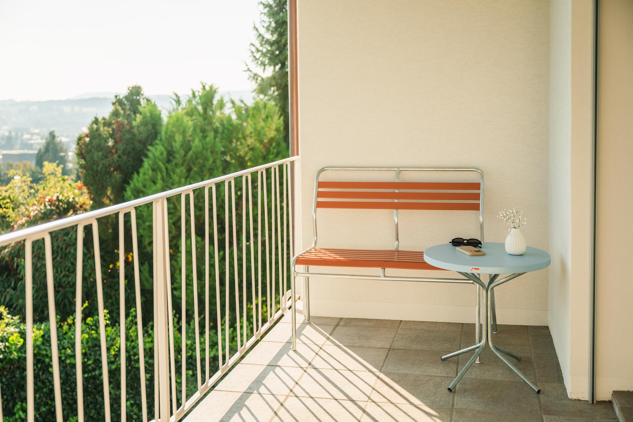 PIX Metall-Beistelltisch Outdoor ø54 / 54 in Pastellblau präsentiert im Onlineshop von KAQTU Design AG. Beistelltisch Outdoor ist von Schaffner