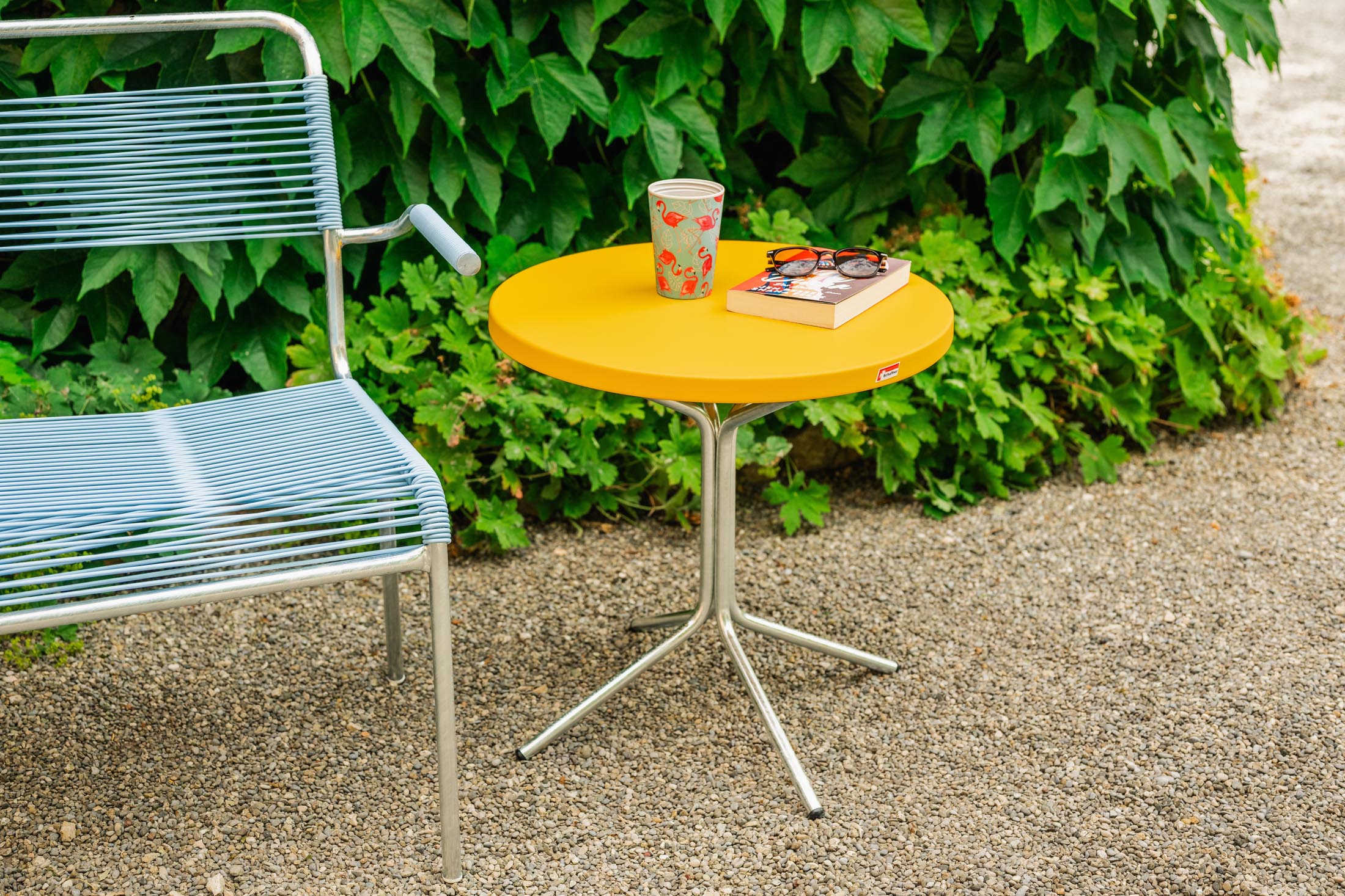 PIX Metall-Beistelltisch Outdoor ø54 / 54 in Gelb präsentiert im Onlineshop von KAQTU Design AG. Beistelltisch Outdoor ist von Schaffner