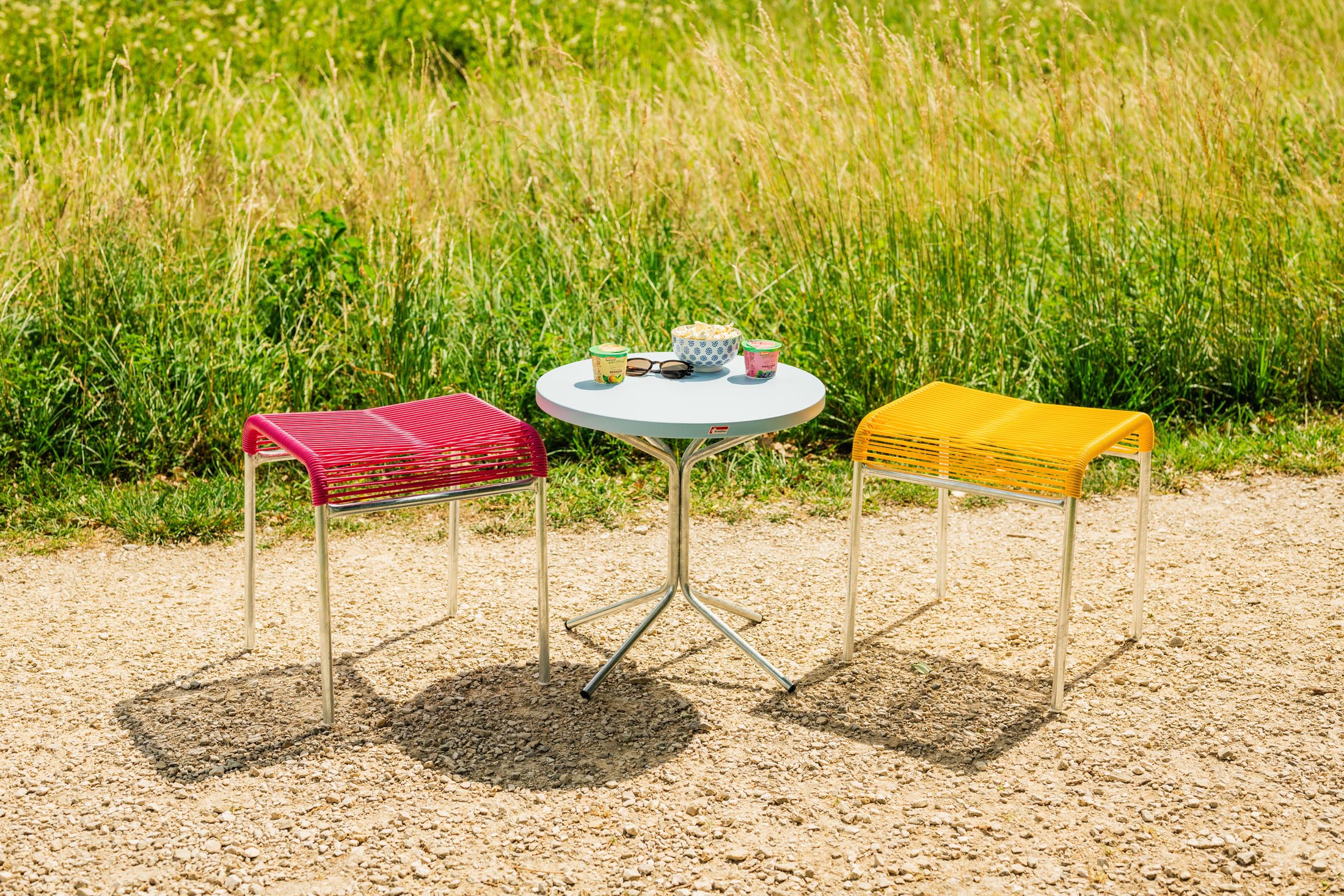PIX Metall-Beistelltisch Outdoor ø54 / 54 in Gelb präsentiert im Onlineshop von KAQTU Design AG. Beistelltisch Outdoor ist von Schaffner