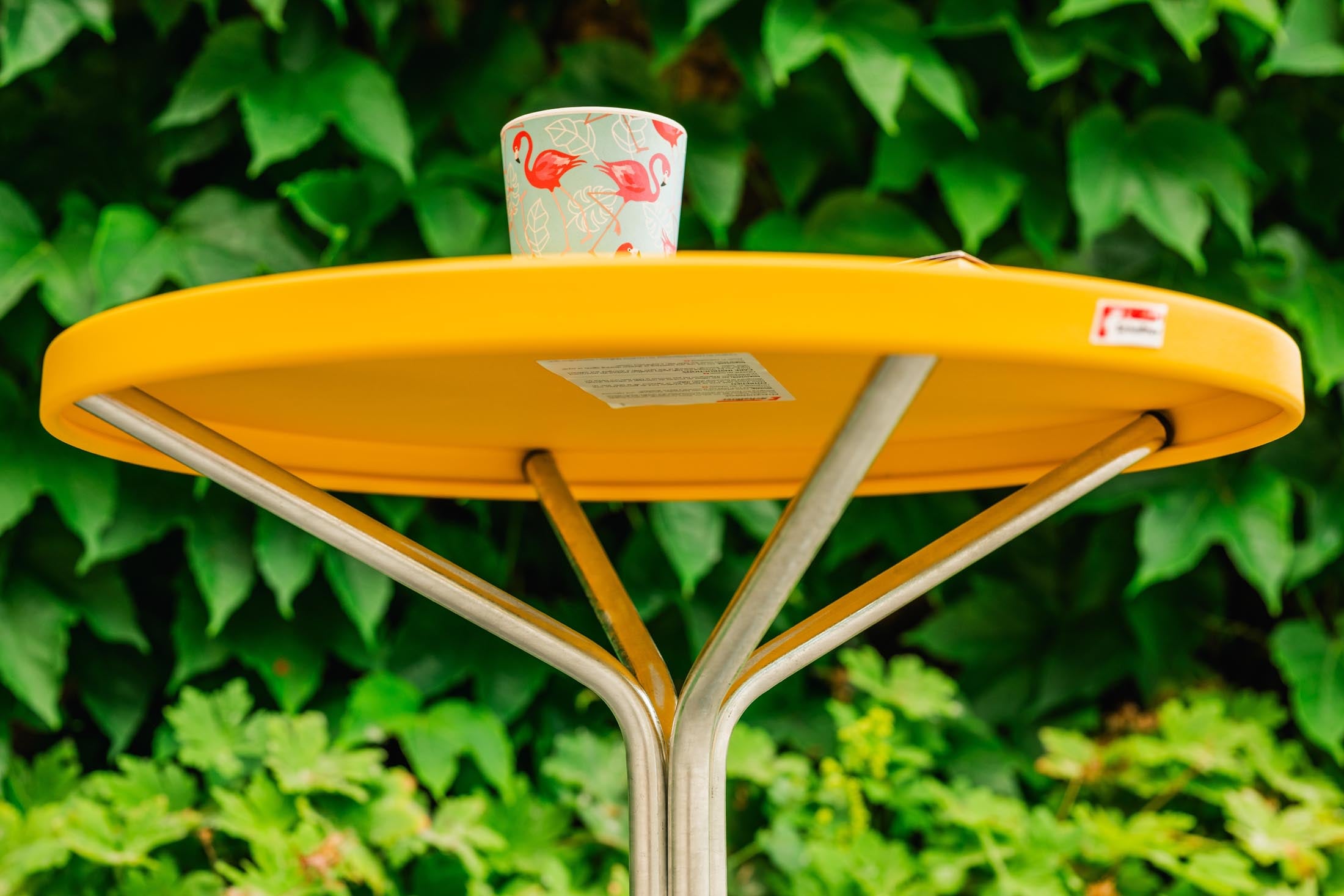 PIX Metall-Beistelltisch Outdoor ø54 / 54 in Gelb präsentiert im Onlineshop von KAQTU Design AG. Beistelltisch Outdoor ist von Schaffner