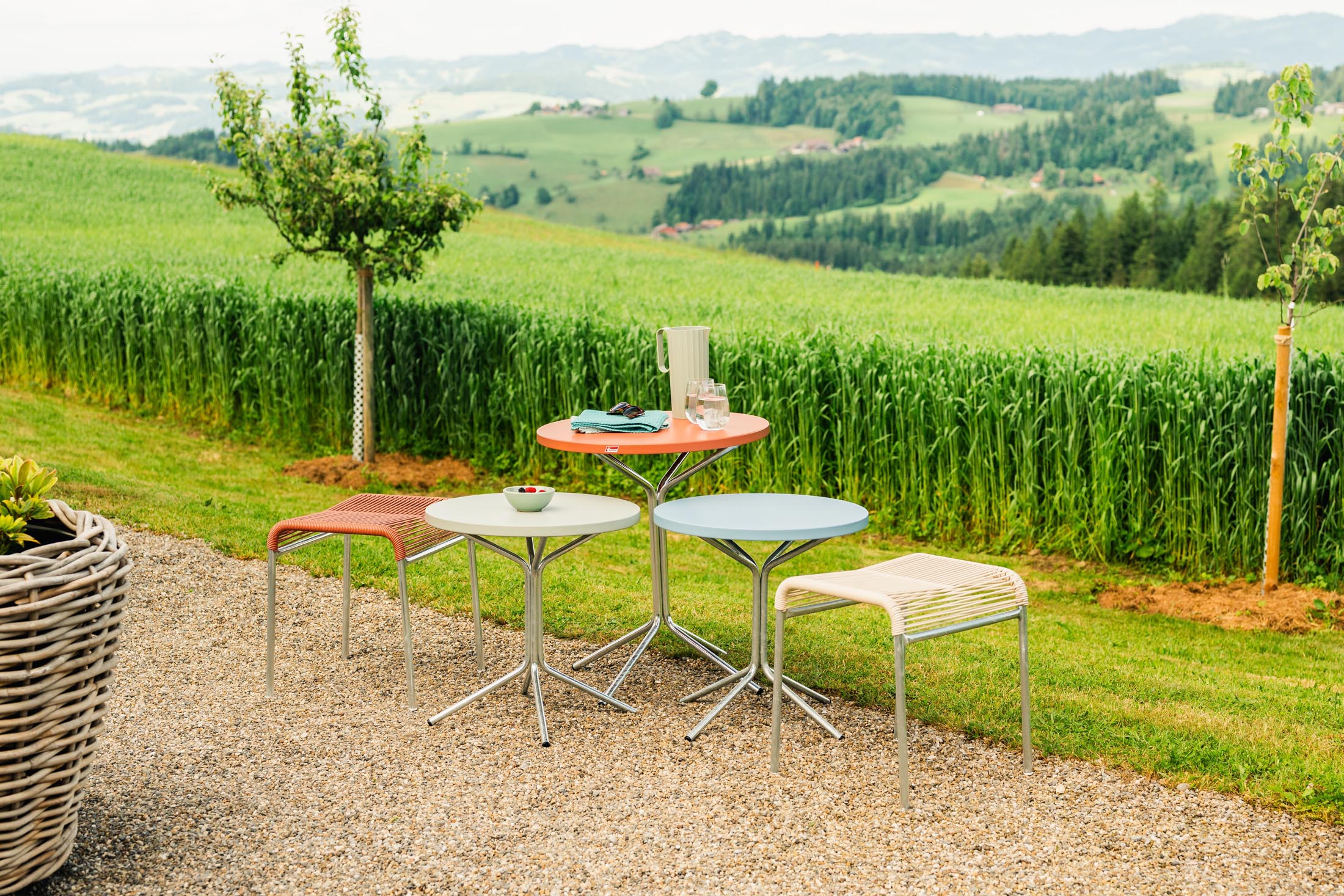 PIX Metall-Beistelltisch Outdoor ø54 / 54 in Pastellgrün präsentiert im Onlineshop von KAQTU Design AG. Beistelltisch Outdoor ist von Schaffner