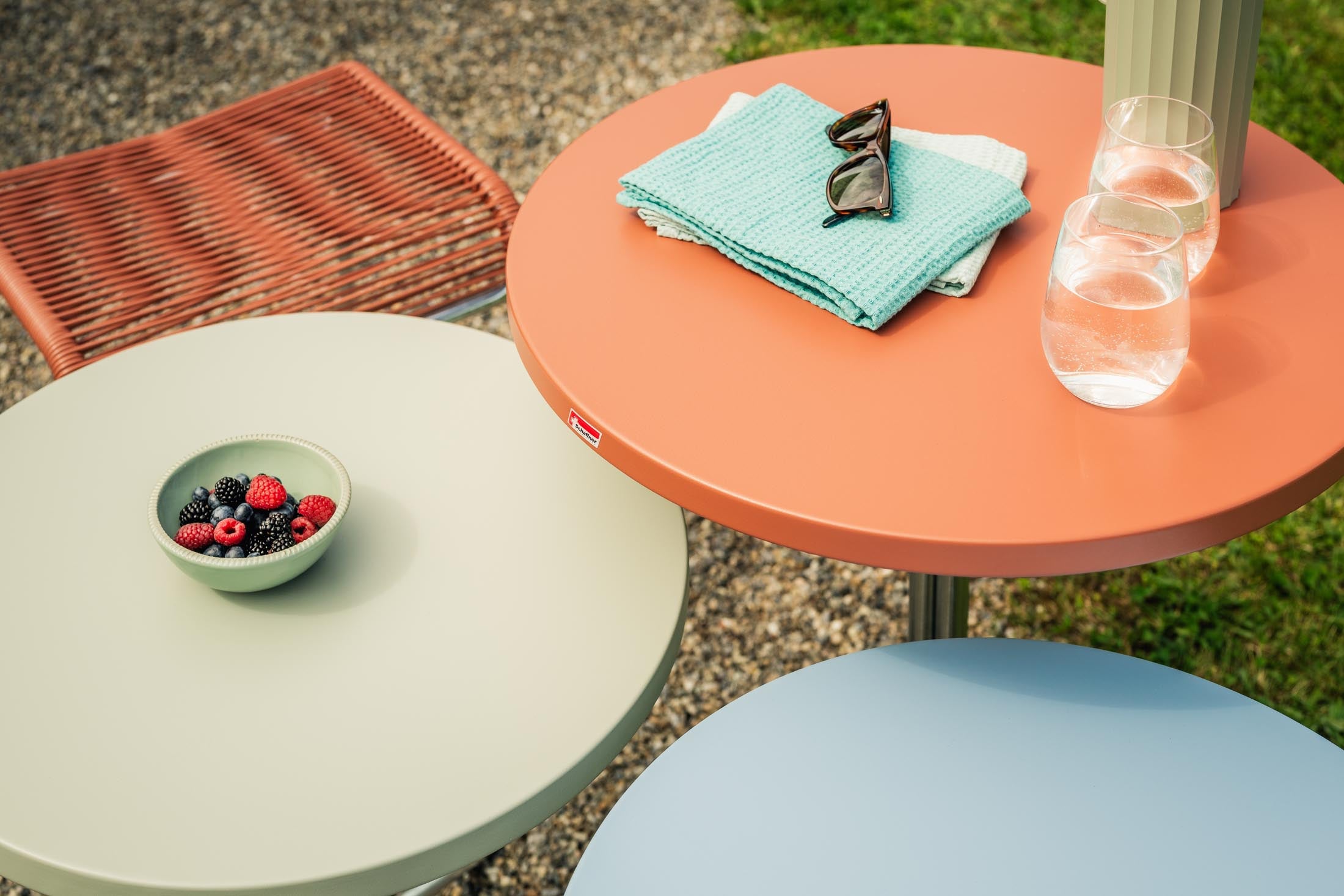 PIX Metall-Beistelltisch Outdoor ø54 / 54 in Pastellgrün präsentiert im Onlineshop von KAQTU Design AG. Beistelltisch Outdoor ist von Schaffner