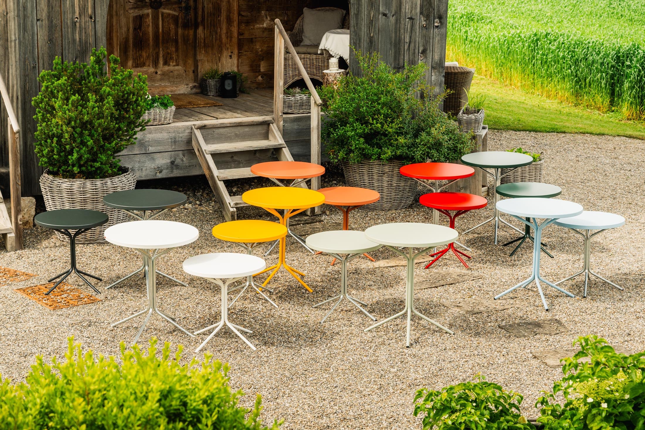 PIX Metall-Beistelltisch Outdoor ø54 / 54 in Weiss präsentiert im Onlineshop von KAQTU Design AG. Beistelltisch Outdoor ist von Schaffner