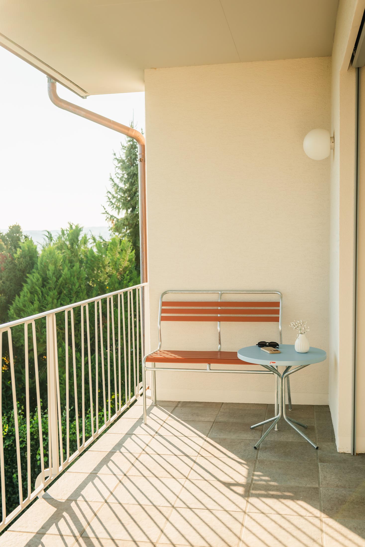 PIX Metall-Beistelltisch Outdoor ø54 / 54 in Pastellblau präsentiert im Onlineshop von KAQTU Design AG. Beistelltisch Outdoor ist von Schaffner